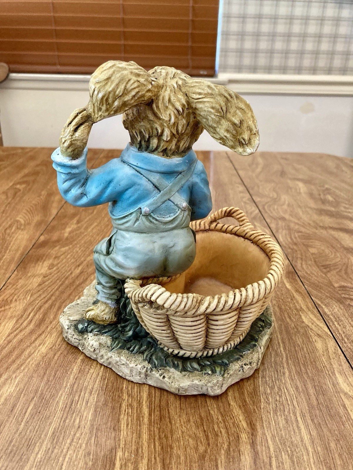 Chrisdon Rabbit Figurine Resin Basket