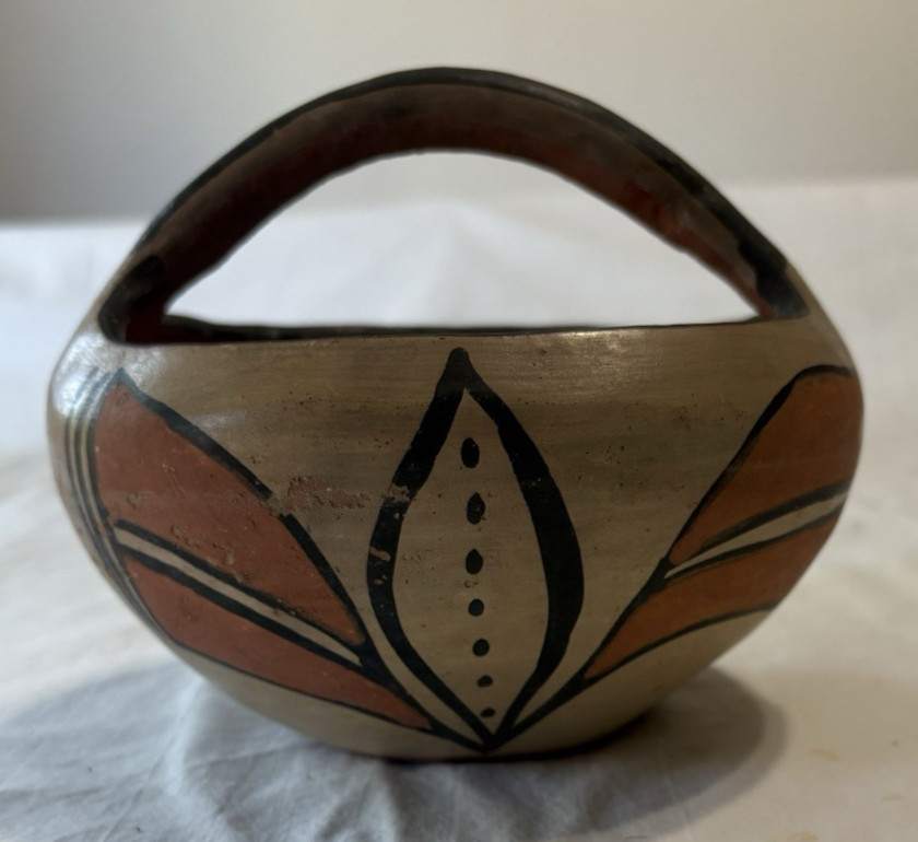 VINTAGE 1928 Santo Domingo Pueblo Pottery Handled Polychrome Basket Kewa 6"