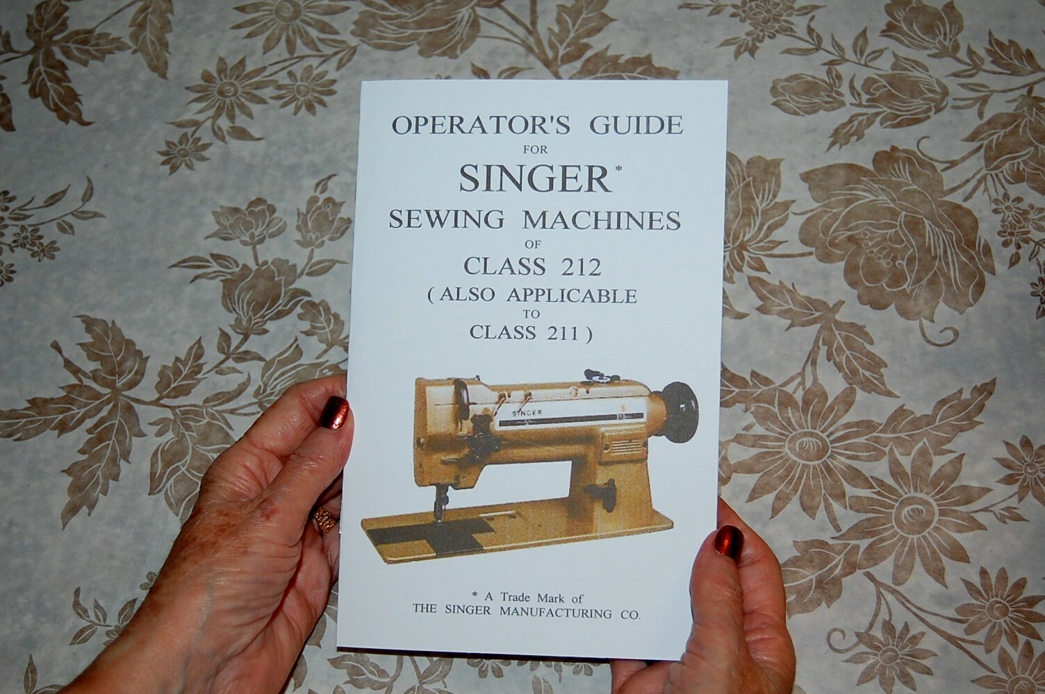 Operator's Guide Manual Singer Sewing Machines of Class 212, & Applicable to 211