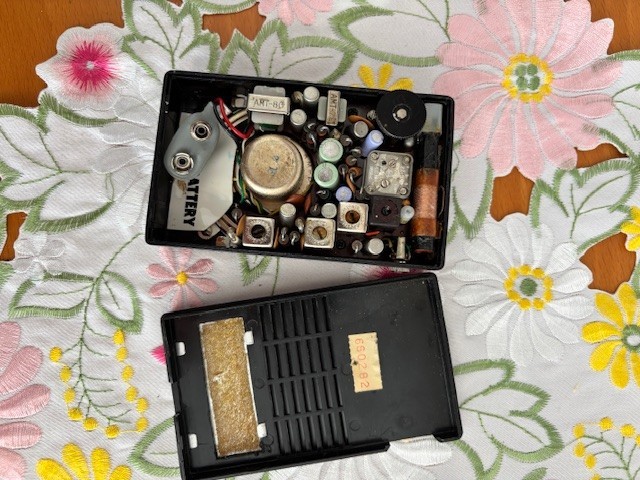 VINTAGE OLD TRANSISTOR RADIO MODEL TR 690 , COMPLETE IN BOX - STUNNING