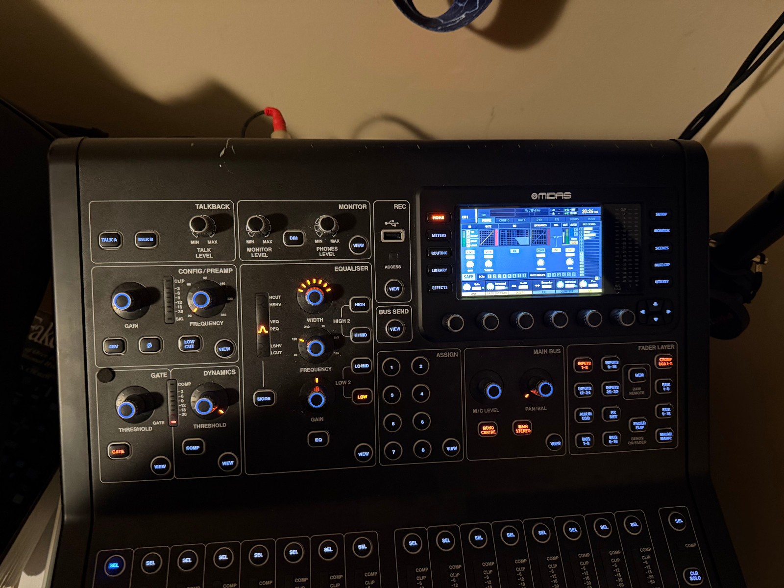 Midas M32R Digital 40 channel Mixer with Gator case and dust cover