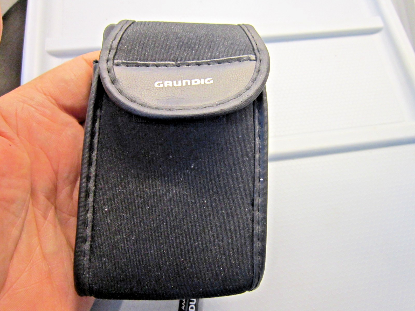 Grundig M400 AM/FM/SW 1-2 World Radio Black Working STICKY no battery cover