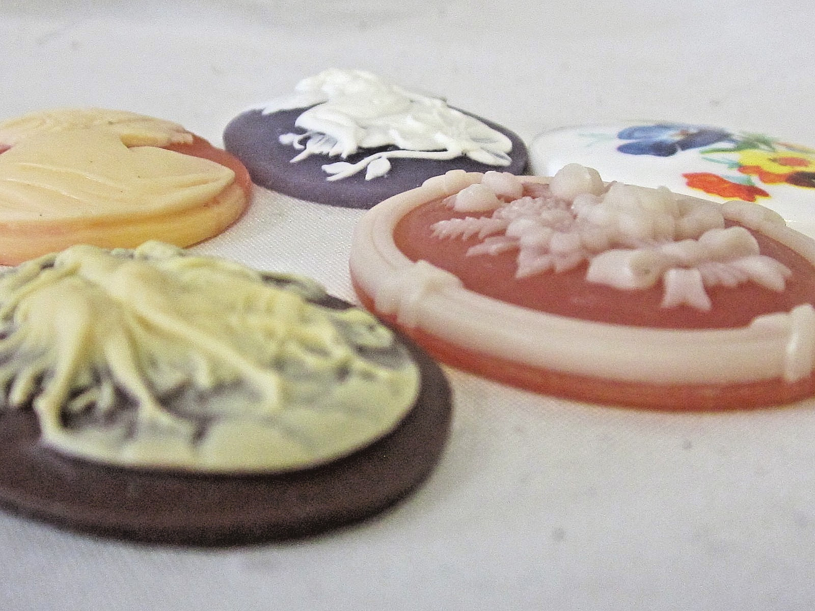 * SALE* VTG CAMEOS 40x30mm HUGE 17piece LOT JEWELRY RESIN FINDINGS REPAIR CRAFTS