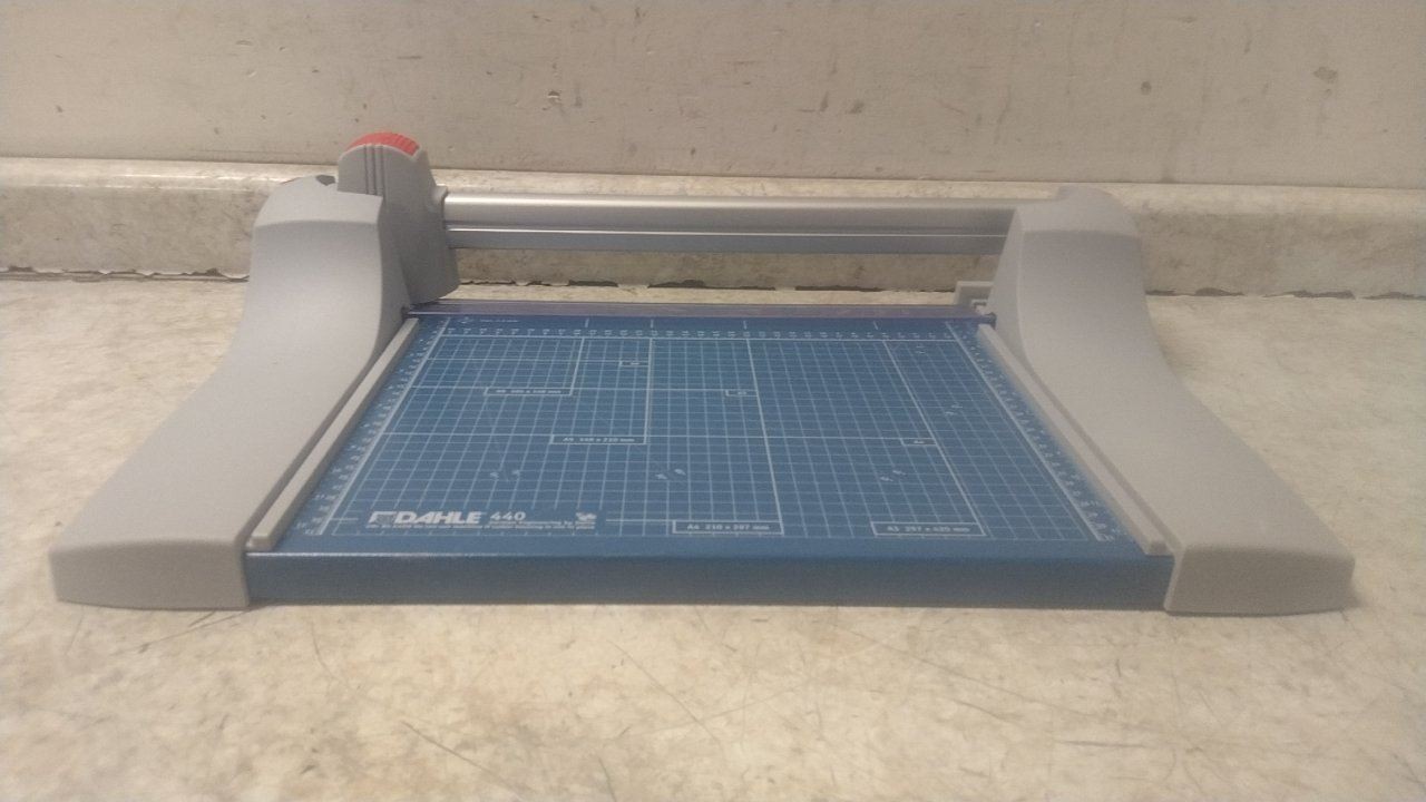 Dahle 440 30 Sheet Cap 14-1/8 In Cut L Rolling Blade Countertop Paper Trimmer