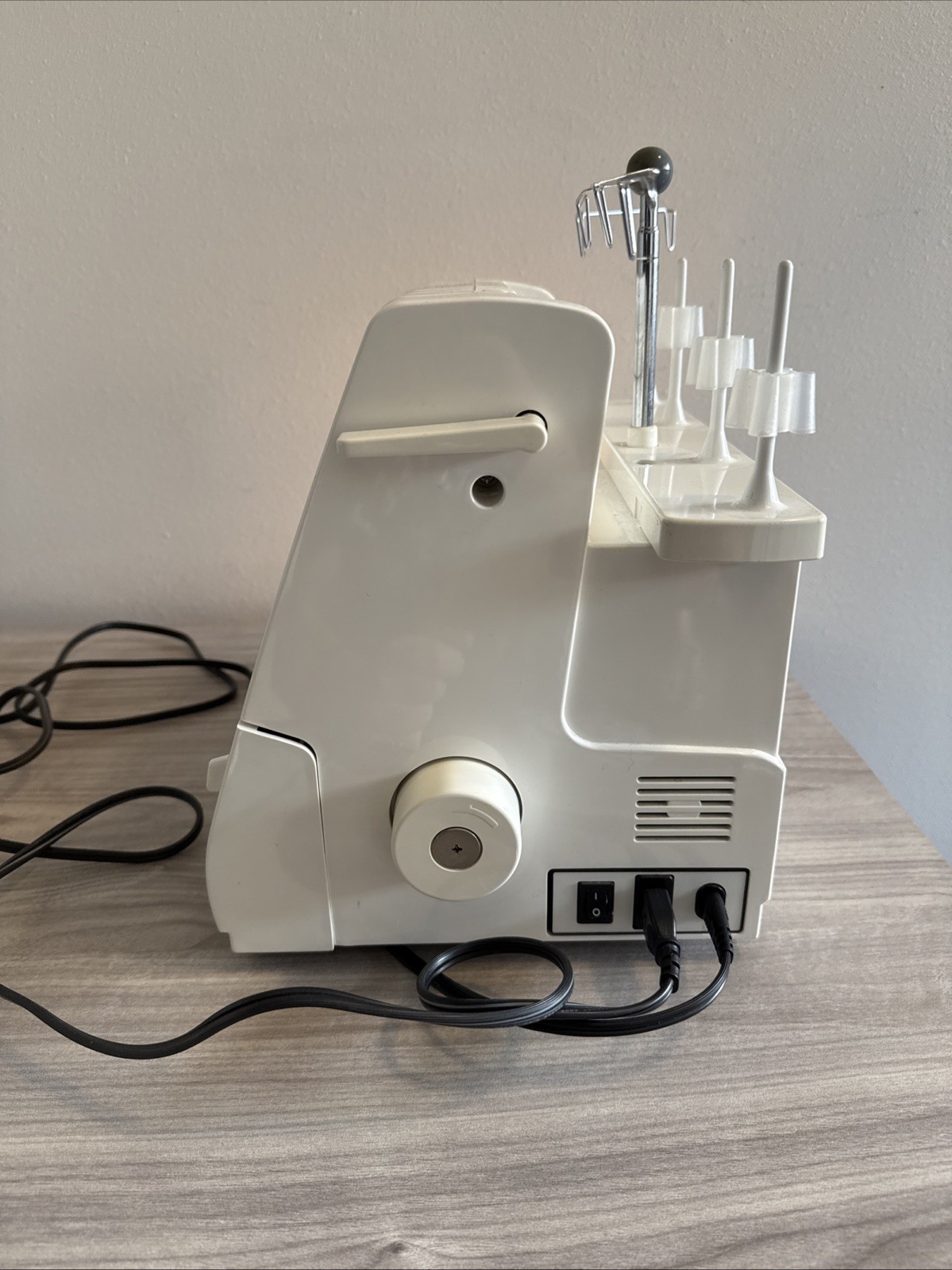 Husqvarna Viking Huskylock 936 Serger Sewing Machine Pedal Manual Extras Works