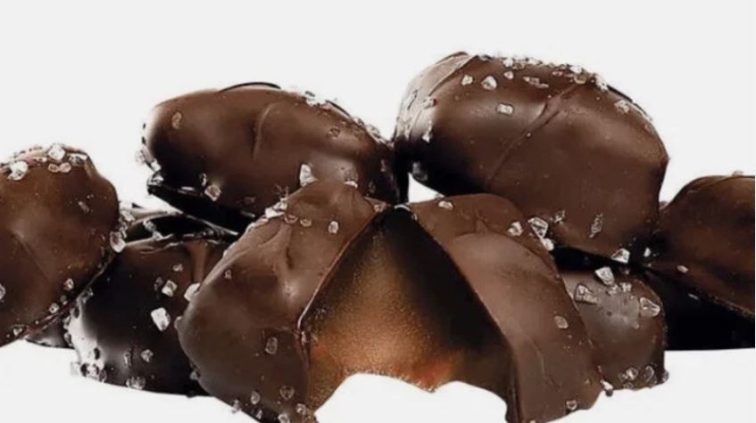 New SANDERS Milk Chocolate Sea Salt Caramels - 36 oz Jar, Fine Chocolates Snack