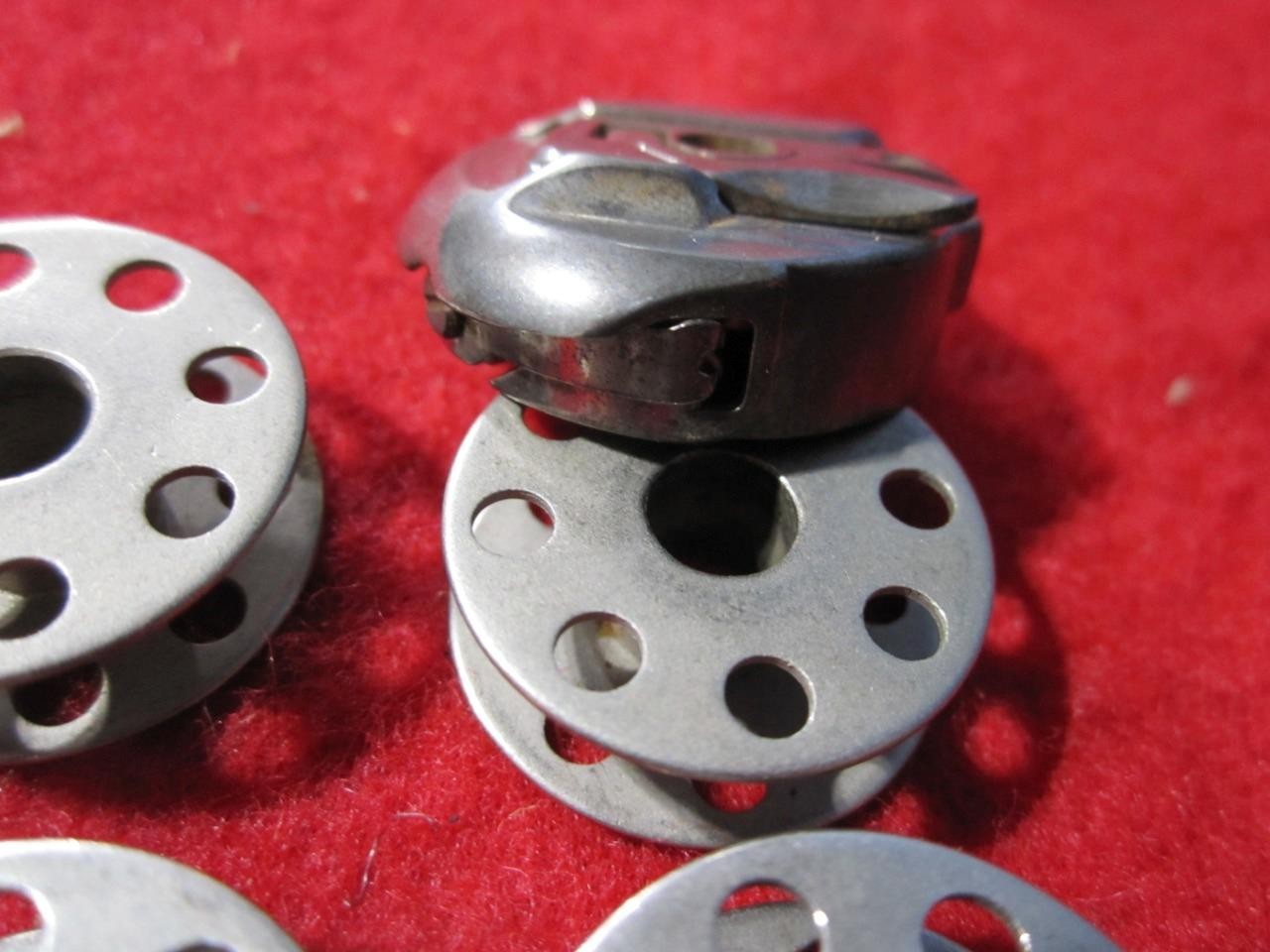 1938 VINTAGE SINGER SEWING MACHINE BOBBIN CASE FITS 301 / 221 NO. 45750