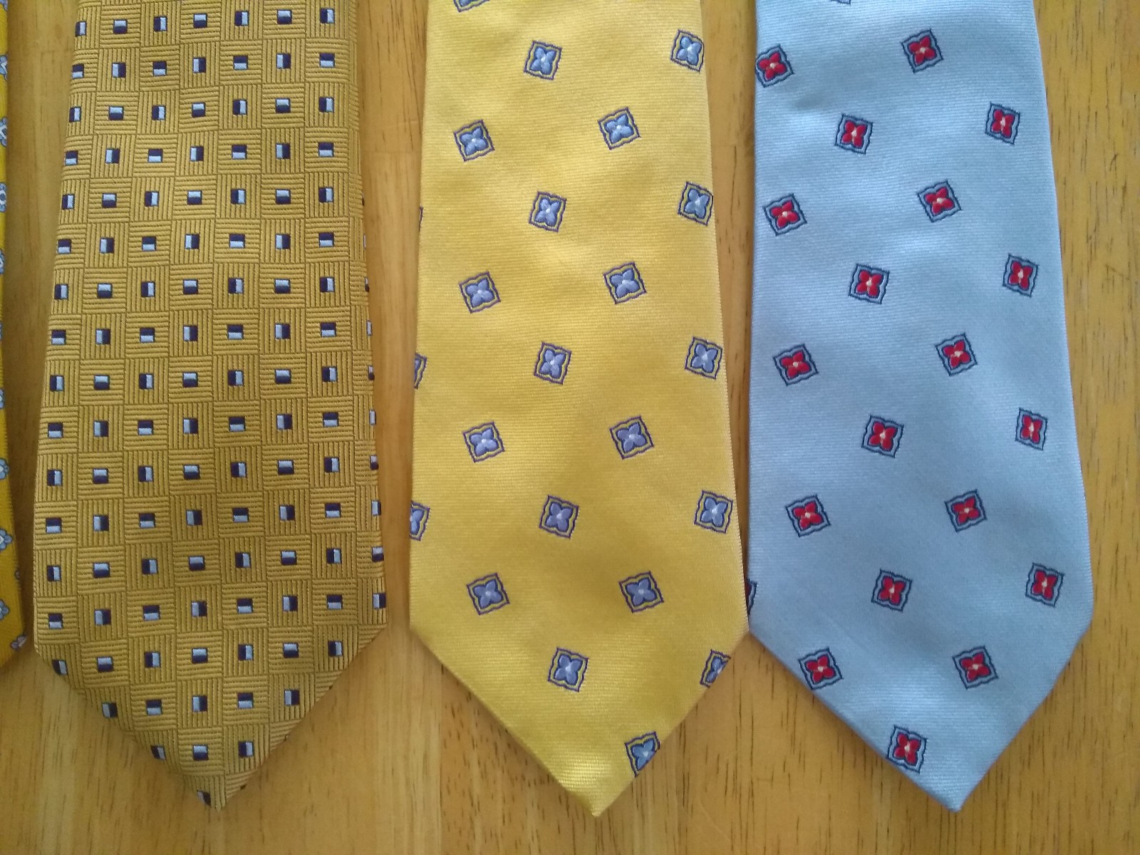 NWOT Brooks Brothers Boys Geometric / Medallion Trad Ivy Tie