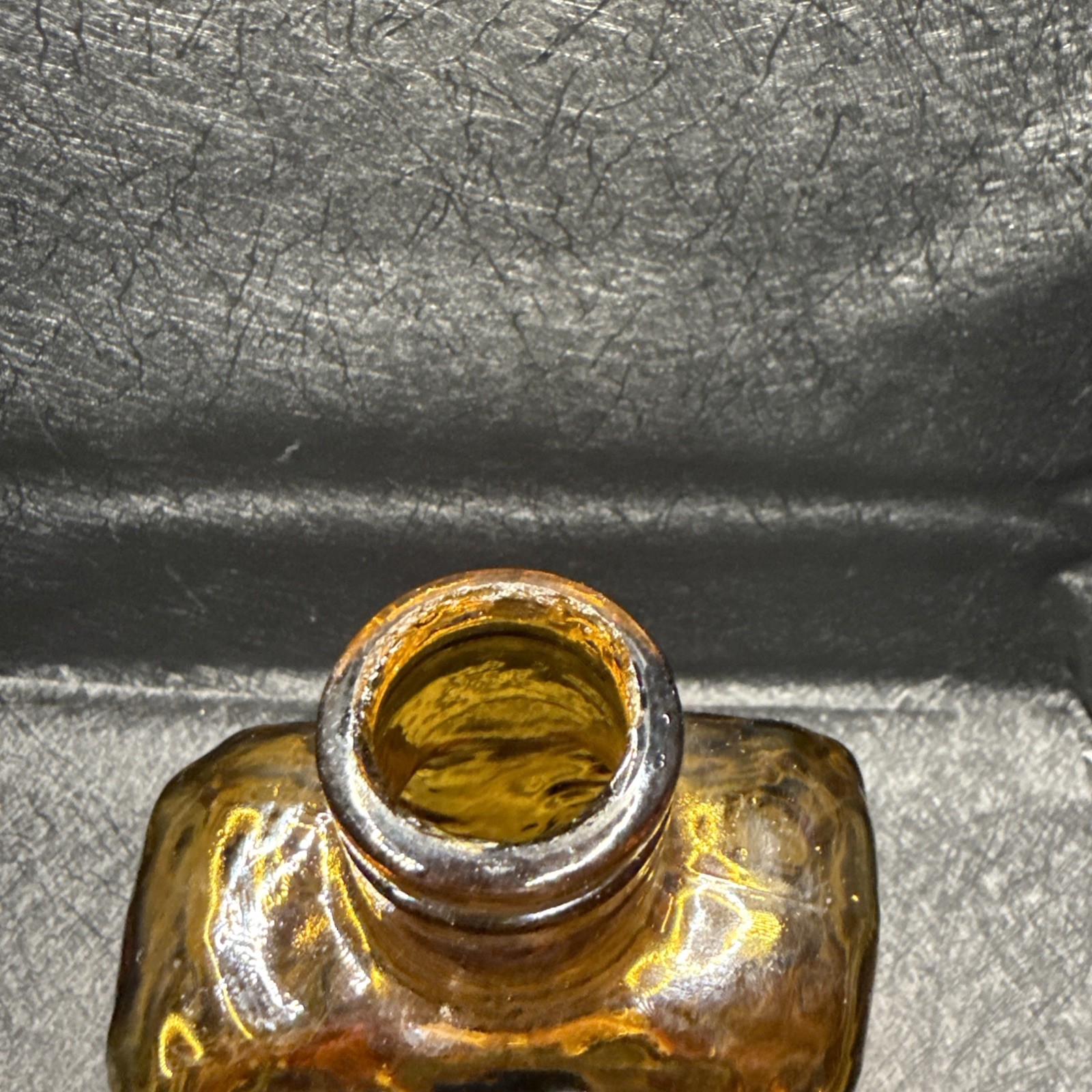 Empoli amber tree bark textured 11" decanter with stopper