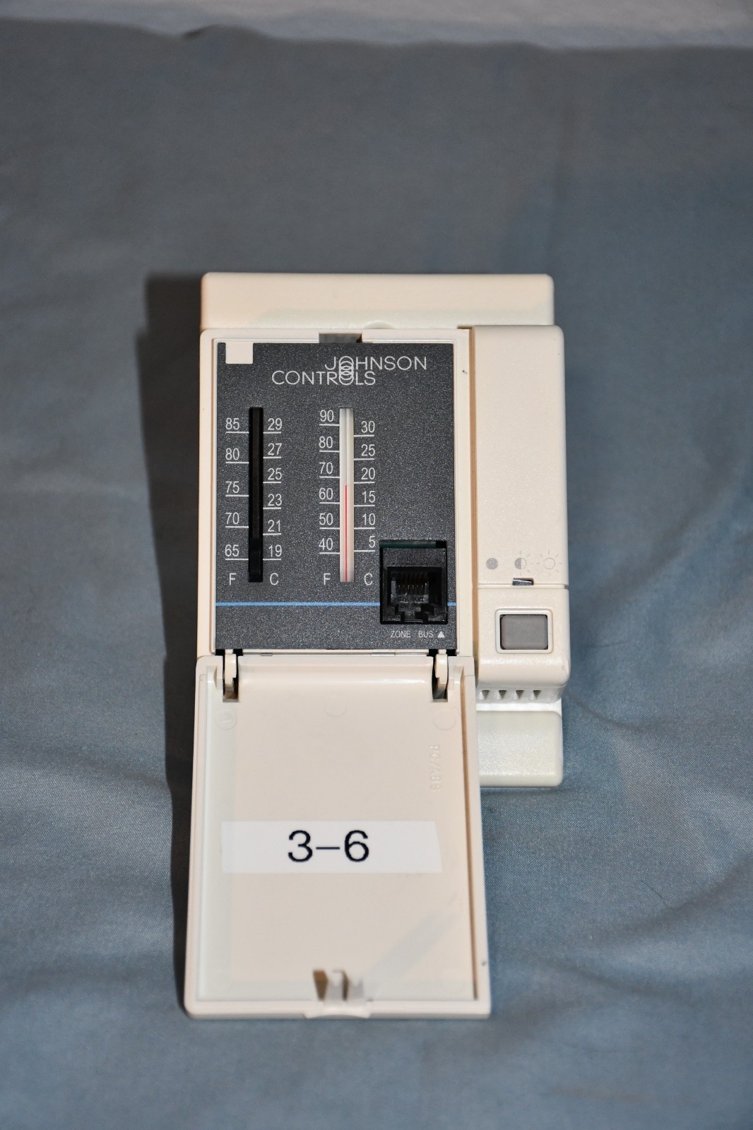 Johnson Controls Metasys Temperature Sensor/​Controller TE-67NP-1N00 Rev B