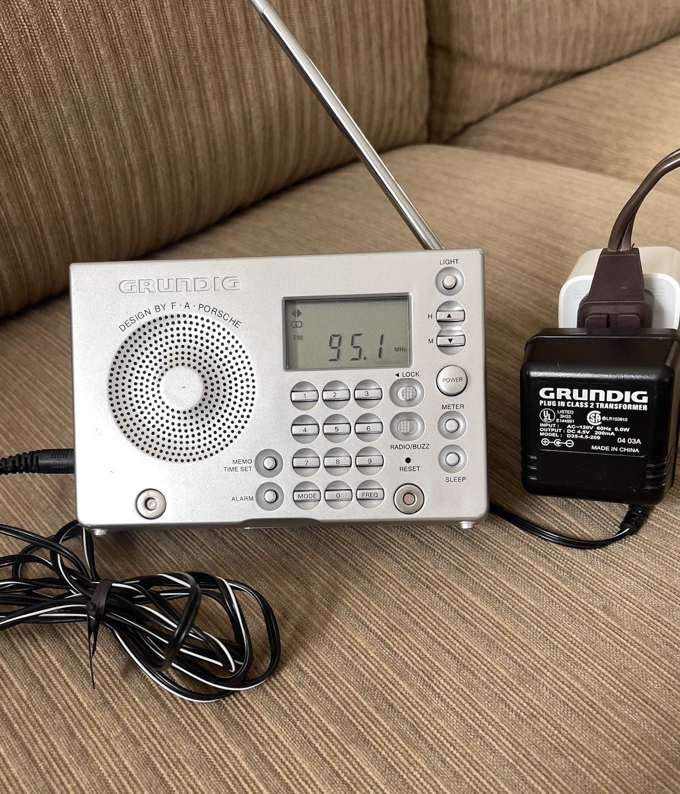 Grundig Yacht Boy World Receiver YB-P2000 SW FM Radio + Plug F.A. Porsche Tested