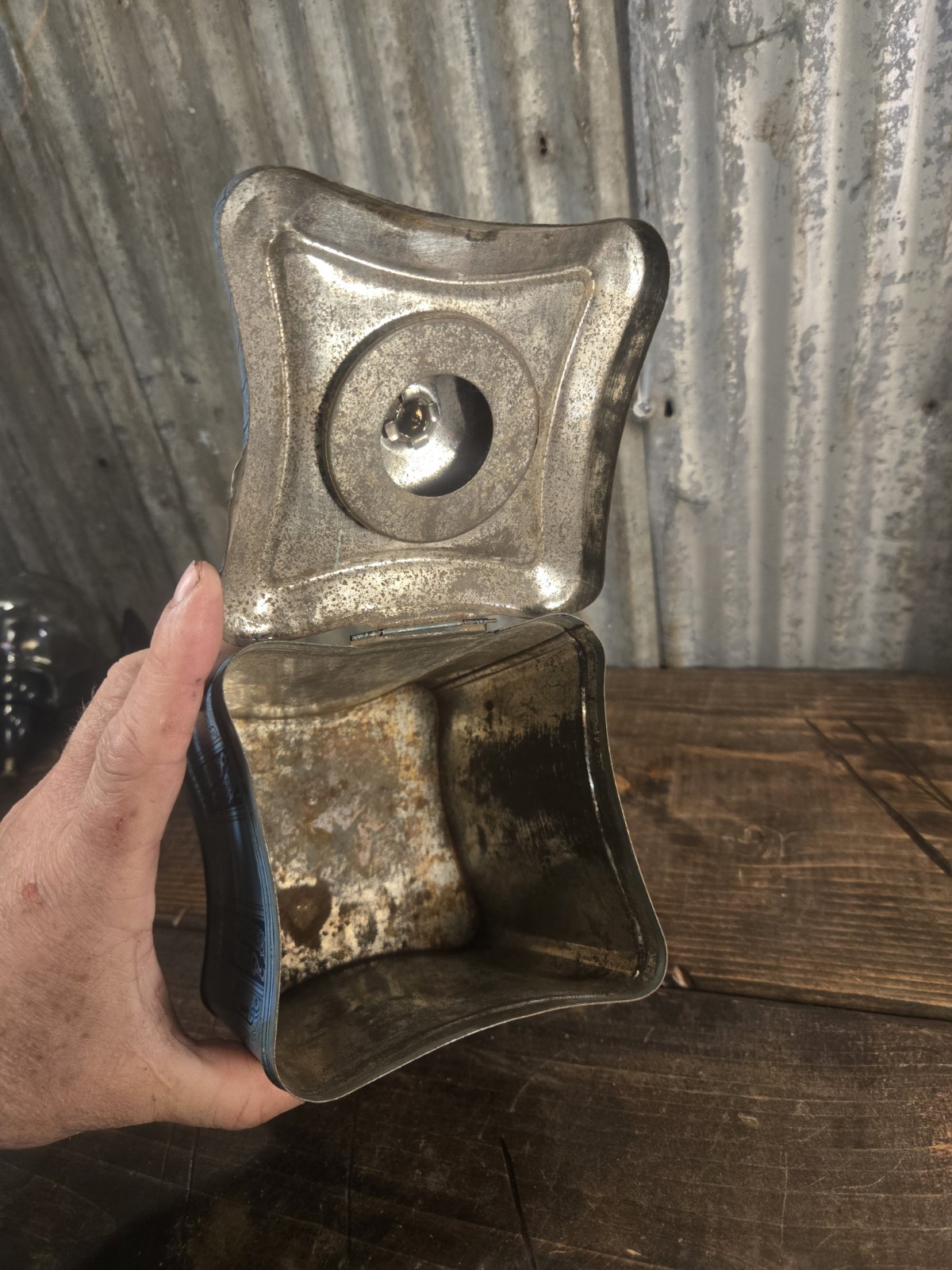 NICE! Edgeworth Ready Rubbed Tobacco Hinged Tin, Vintage