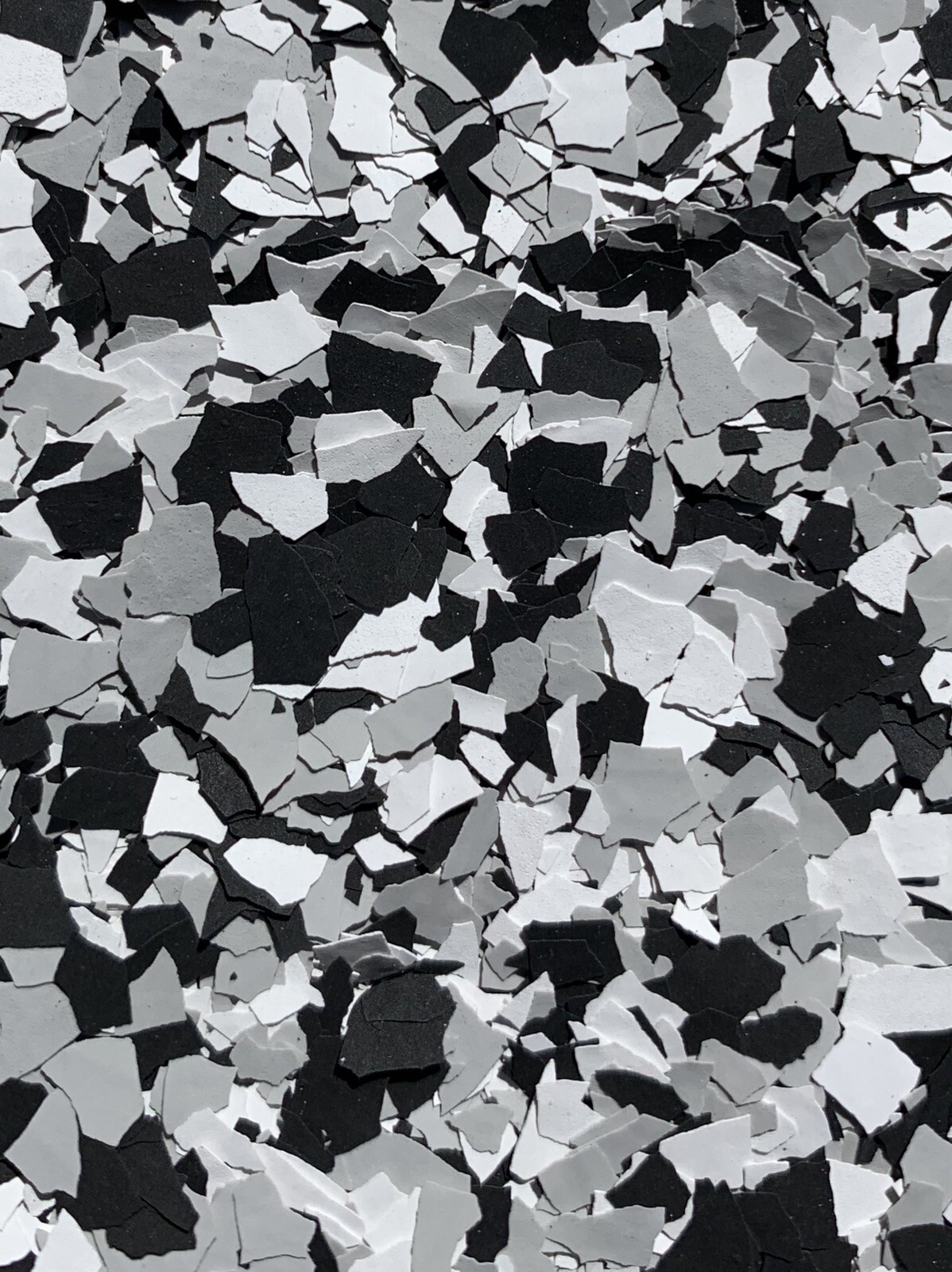 CHIPS FLAKES FOR EPOXY FLOORS DOMINO TUXEDO MIX 1/4” 50 Lb Cs