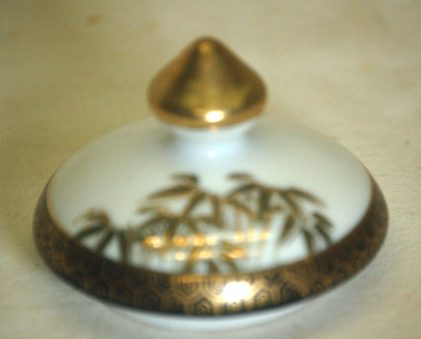 Kutani sugar bowl lid with bamboo red yellow flowers, used