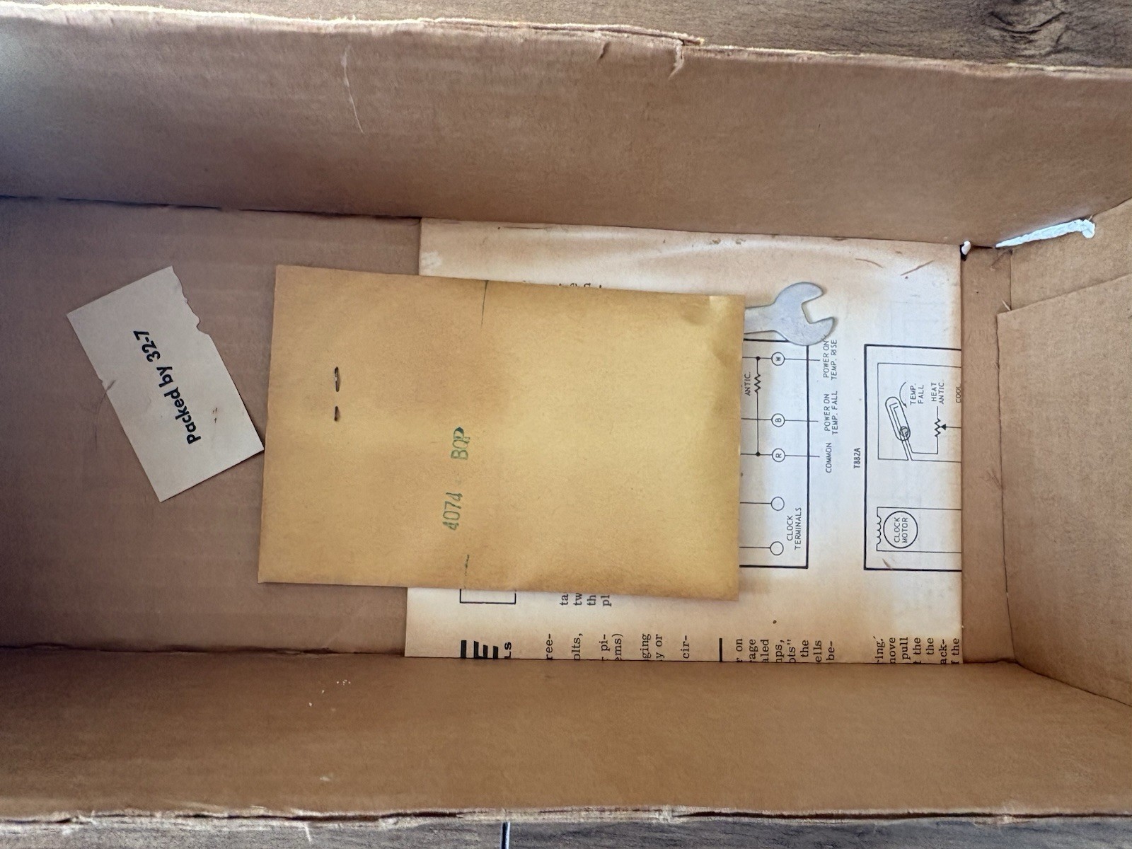 Honeywell Electric Clock Thermostat Heat/AC T882A Vintage 60s 70s New Old Stock