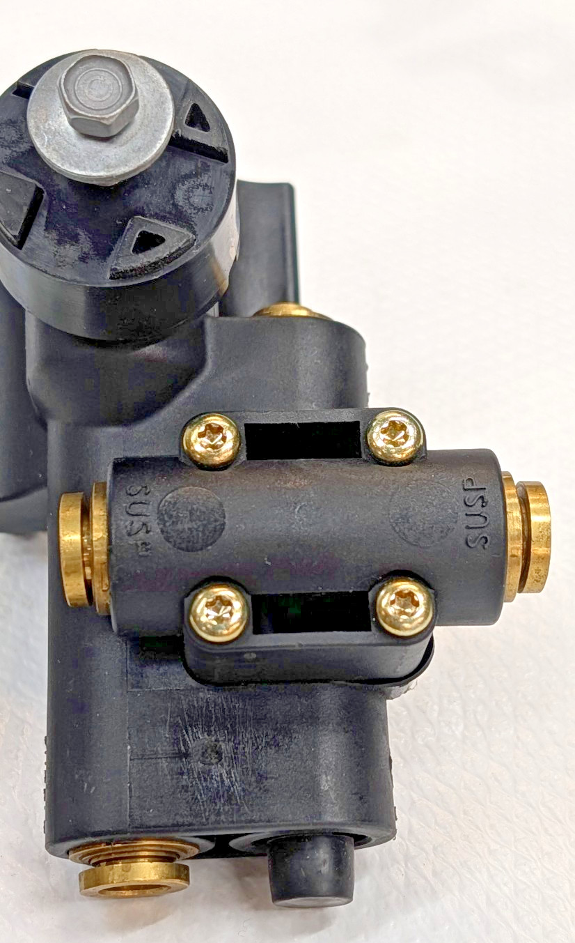 2607243C92 International Link Hadley Height Control Valve W/ Dump 2607243C93