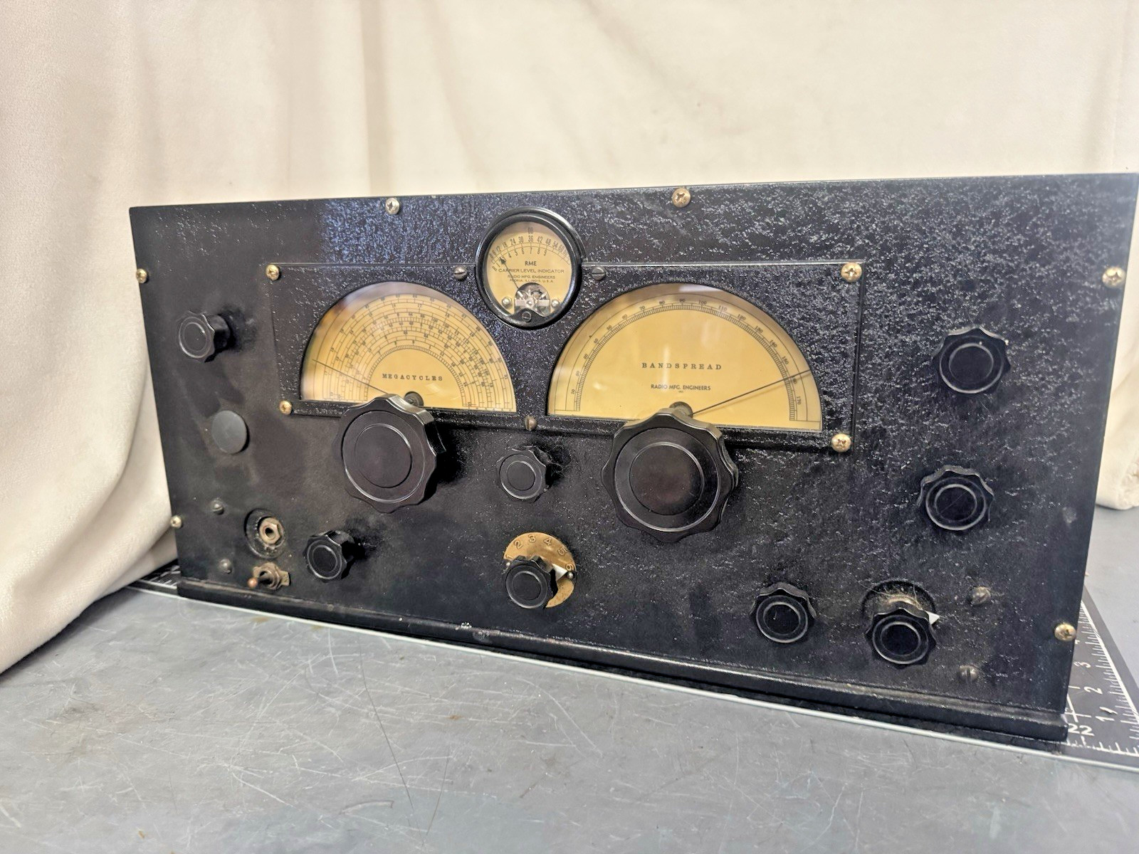 RME (Radio Manufacturing Engineers) Model 69 Ham Receiver – 1935–1940 – Untested