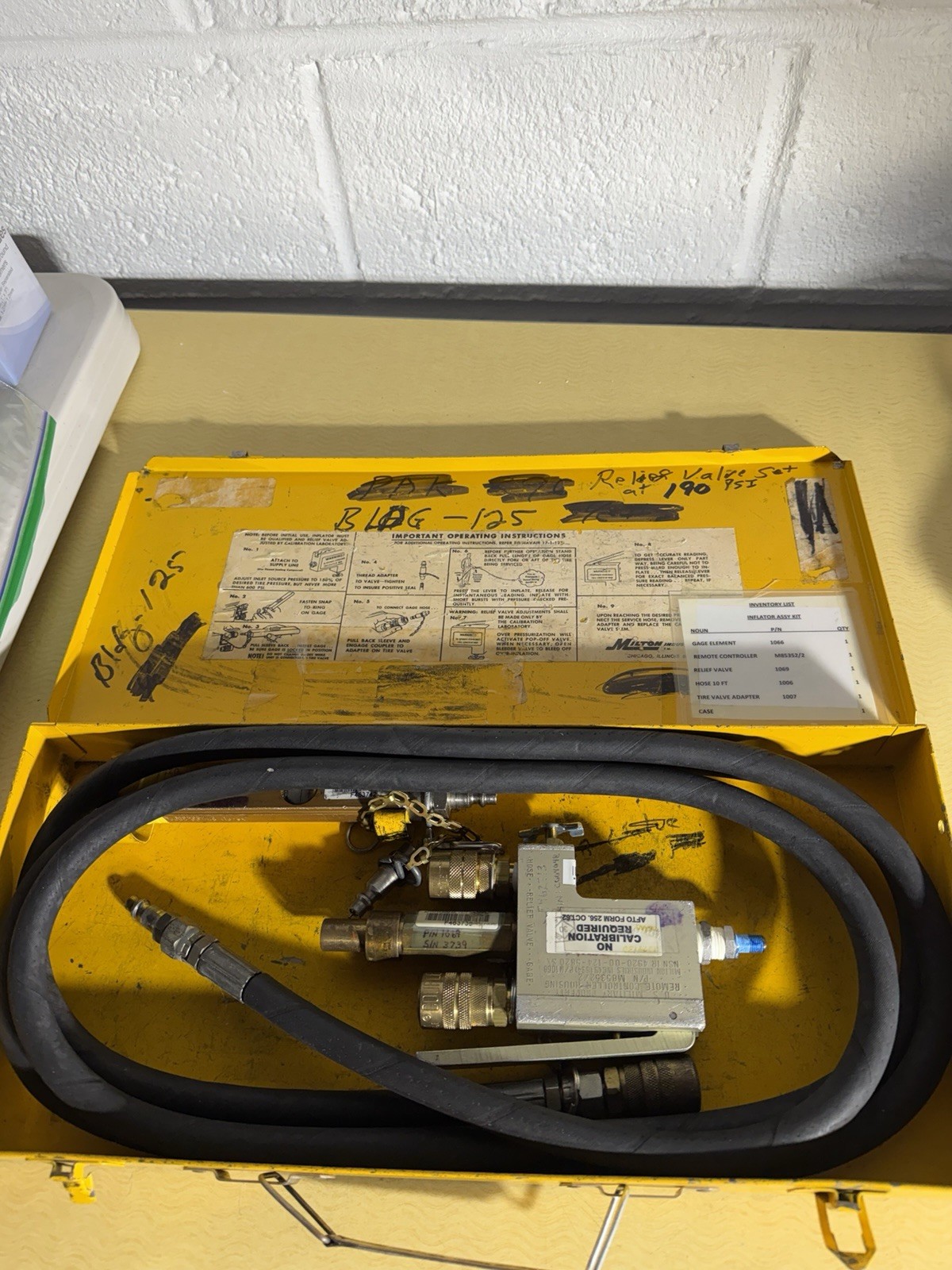 Milton 1065 Inflator Kit Military M85352/1 81349 aviation pressure gauge