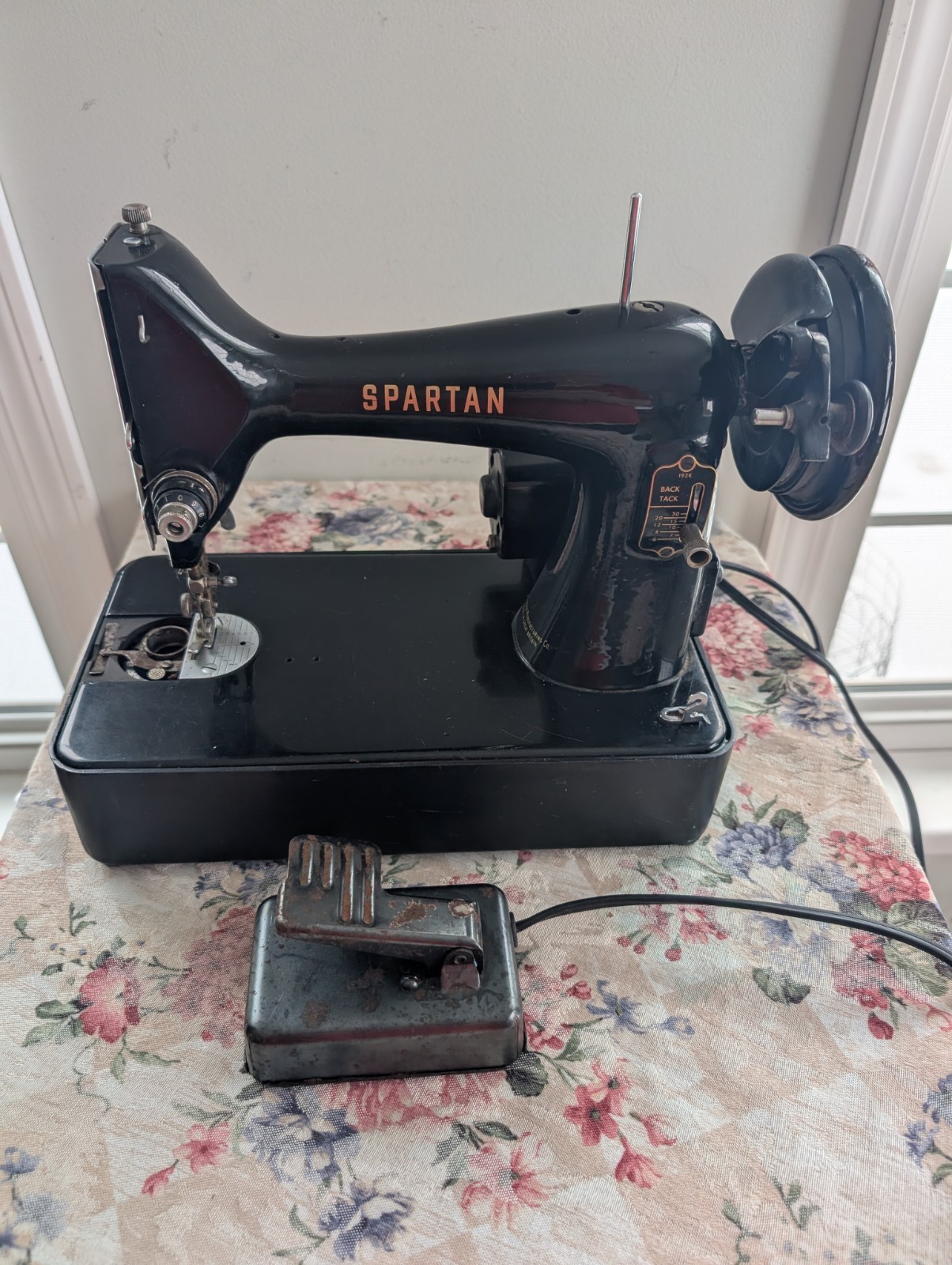 Vintage Singer Spartan 192K Sewing Machine w/Pedal - Needs Belt & Missing Plate