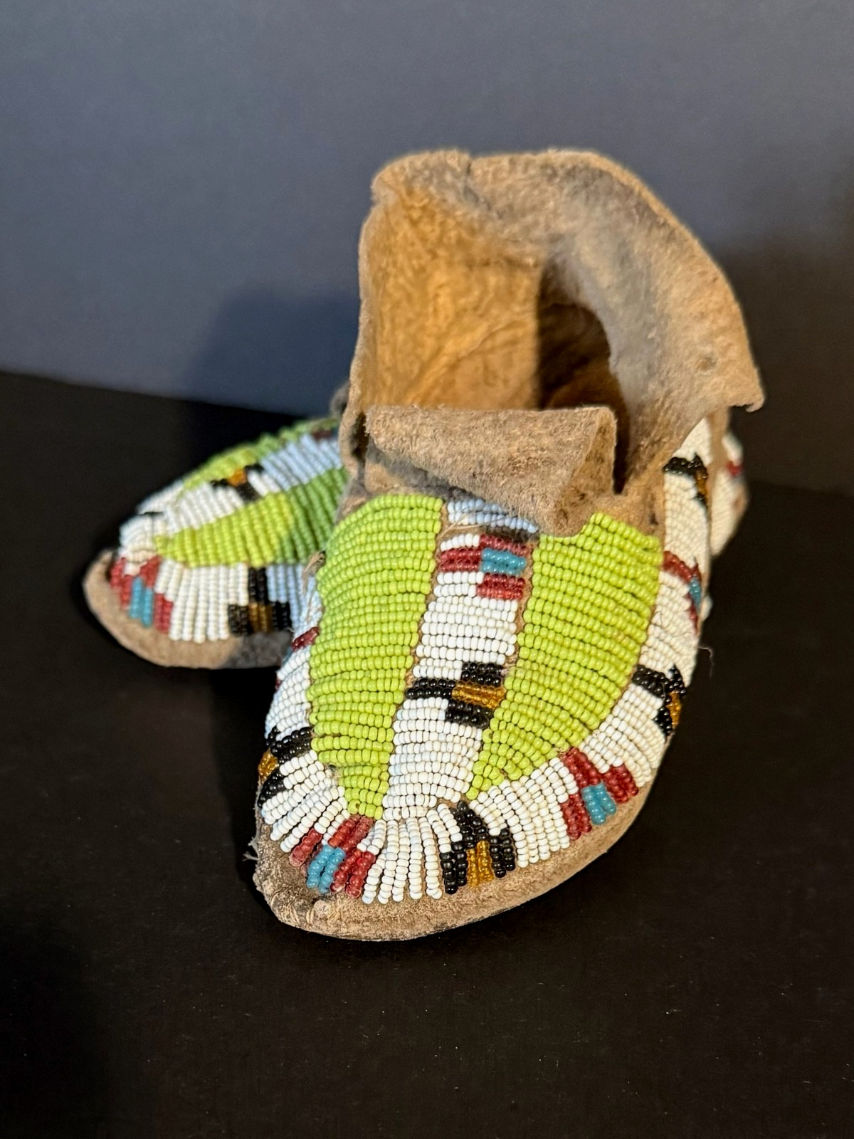 HISTORIC SIOUX PLAINS CHILD’S MOCCASINS,SINEW SEWN BEADED HIDE,C1900,EXCELLENT!