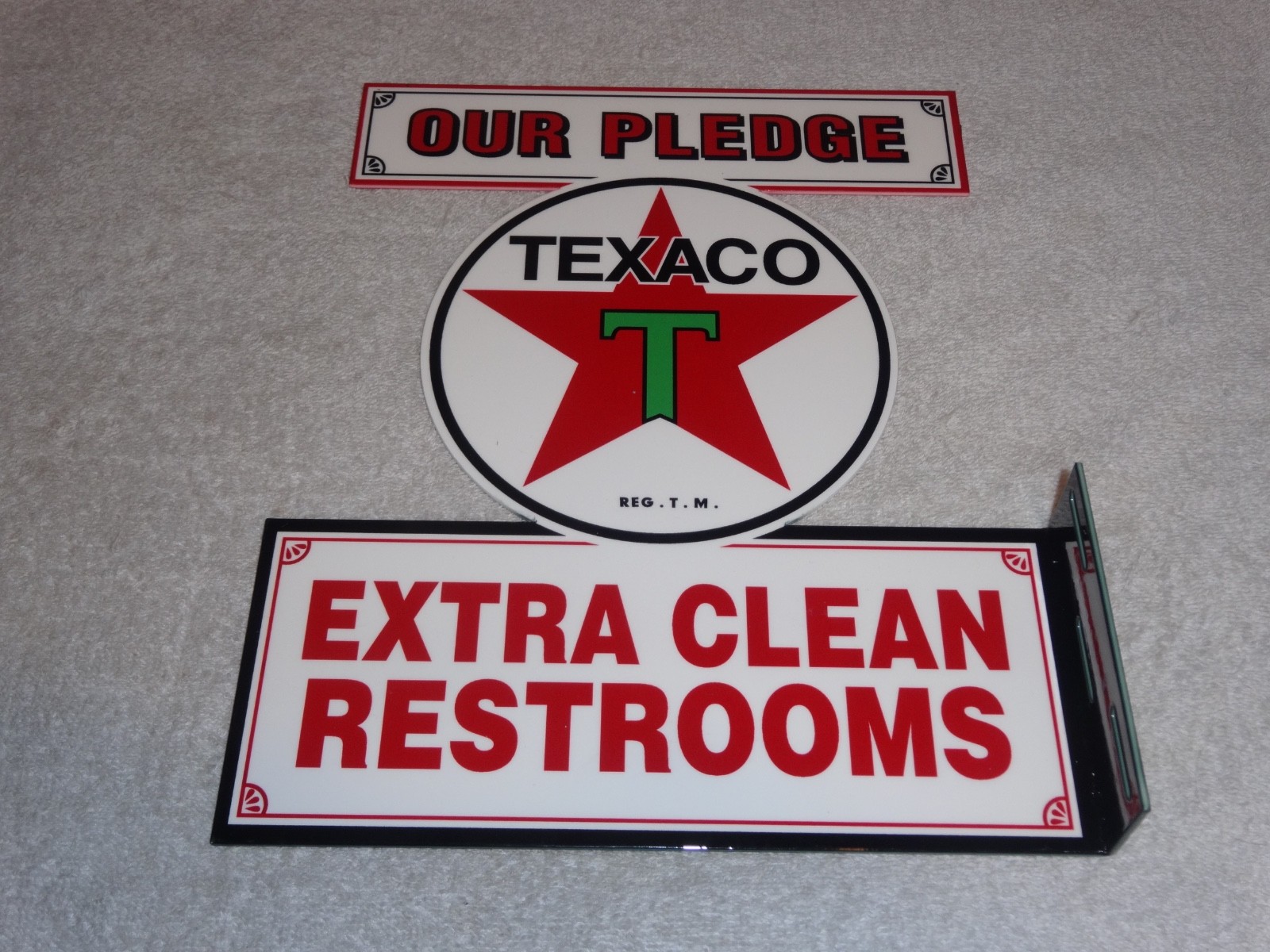 VINTAGE TEXACO OUR PLEDGE CLEAN RESTROOMS 11 3/4" METAL GASOLINE OIL FLANGE SIGN