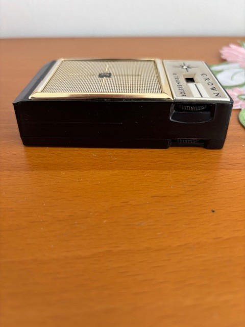 VINTAGE OLD TRANSISTOR RADIO MODEL TR 690 , COMPLETE IN BOX - STUNNING