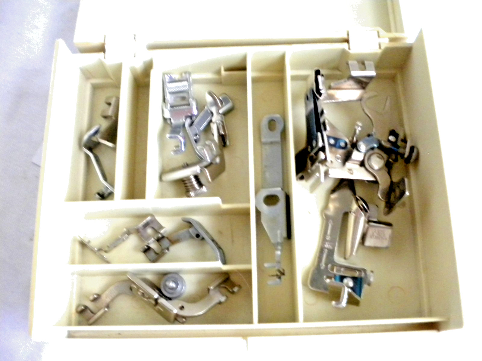 Vintage Singer Accessory Box w/11 Slant Shank Presser Feet for 300 to 700 Series
