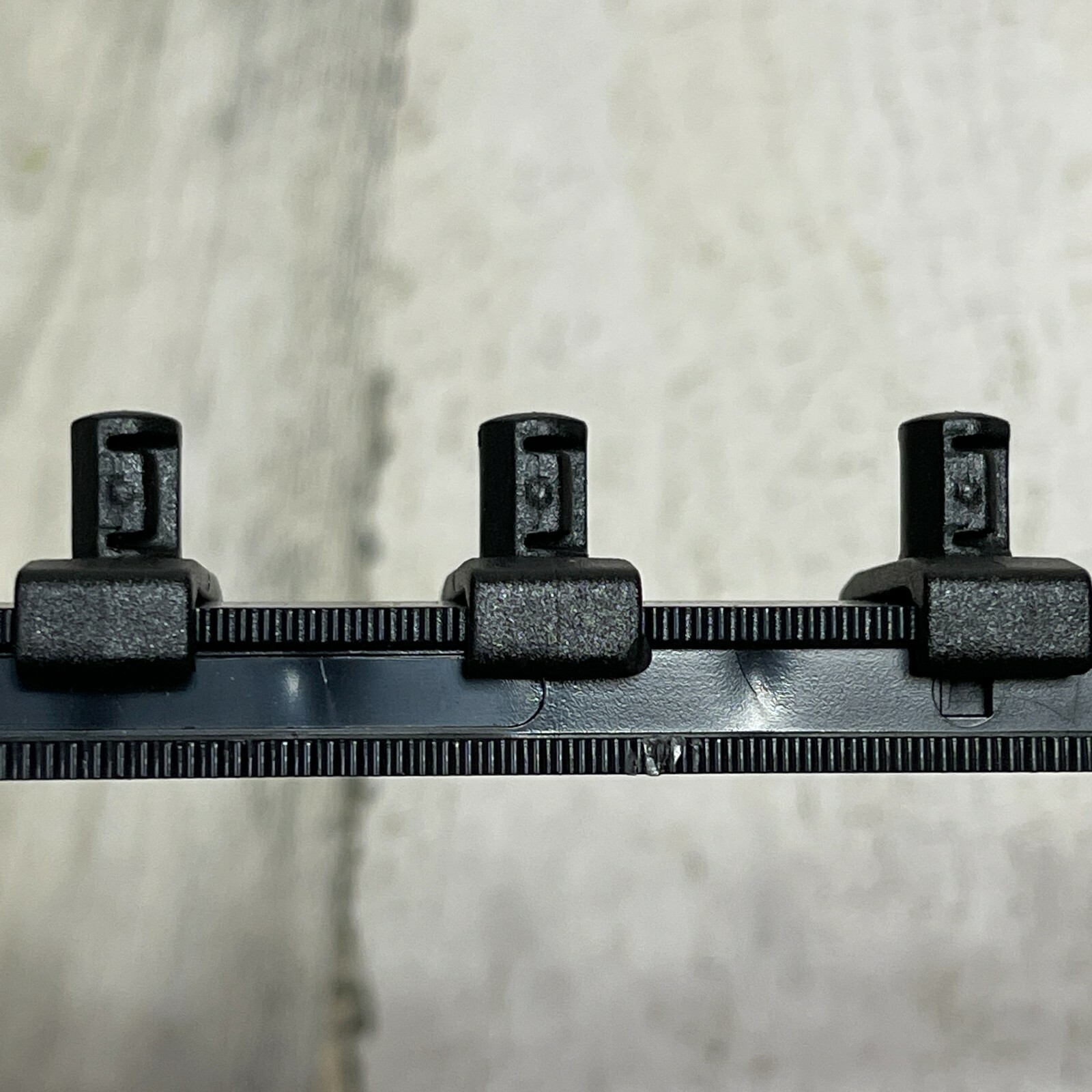 Ernst 1/4" Drive 18" Socket Organizer Rail with 15 Twist Lock Clips - Black