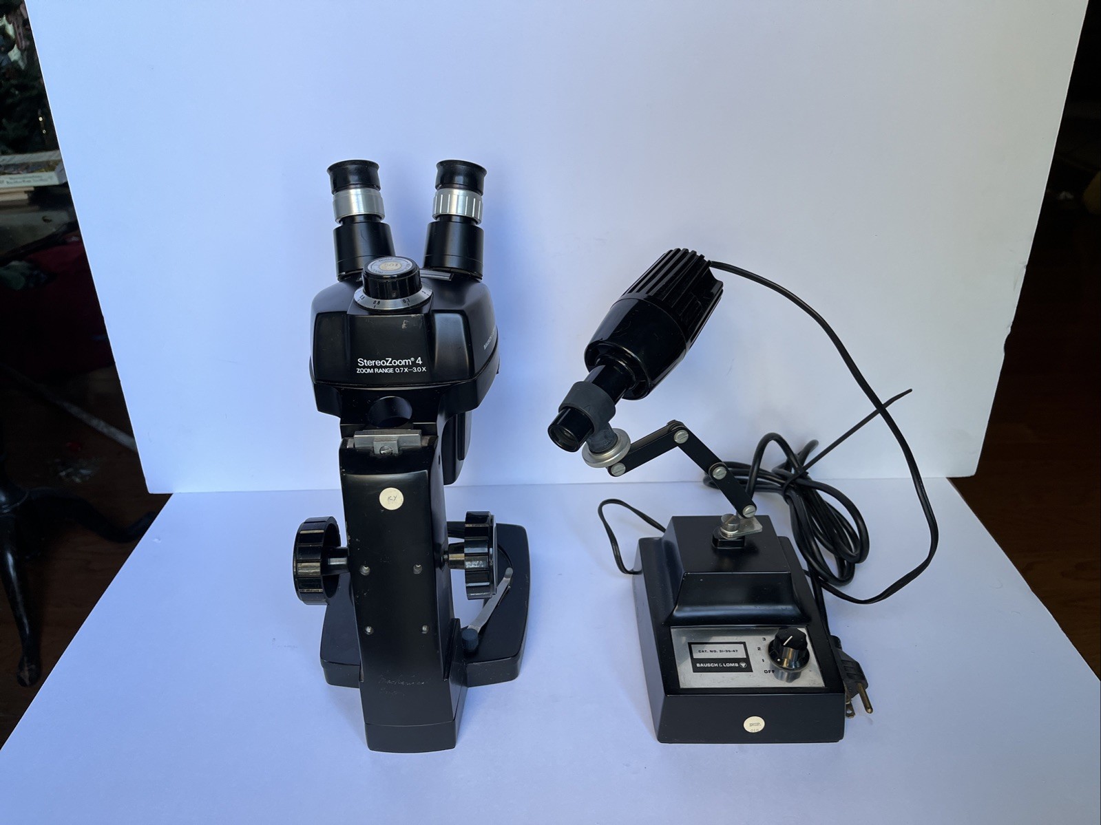 Bausch & Lomb StereoZoom 4 0.7x-3x Microscope 20x wf eyepiece & Illuminator