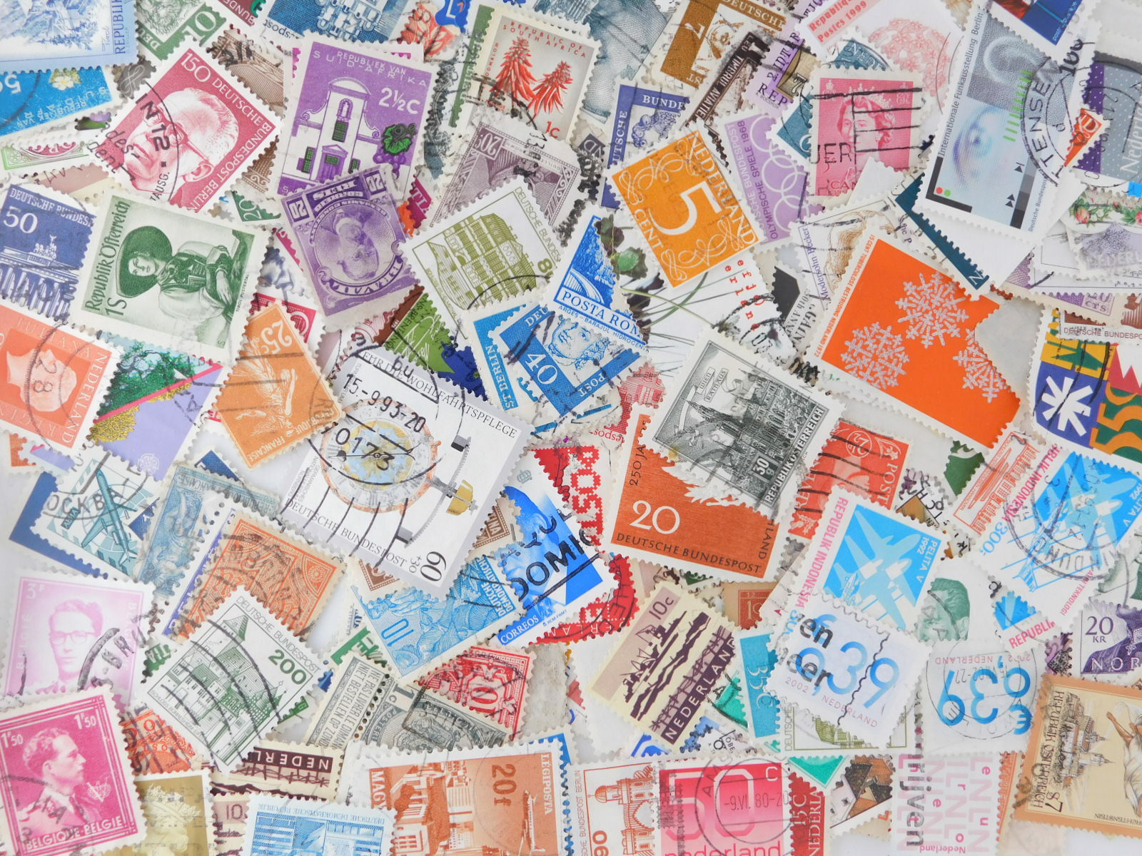 STAMP WORLD WIDE 1000pc lot off paper kiloware philatelic collection used