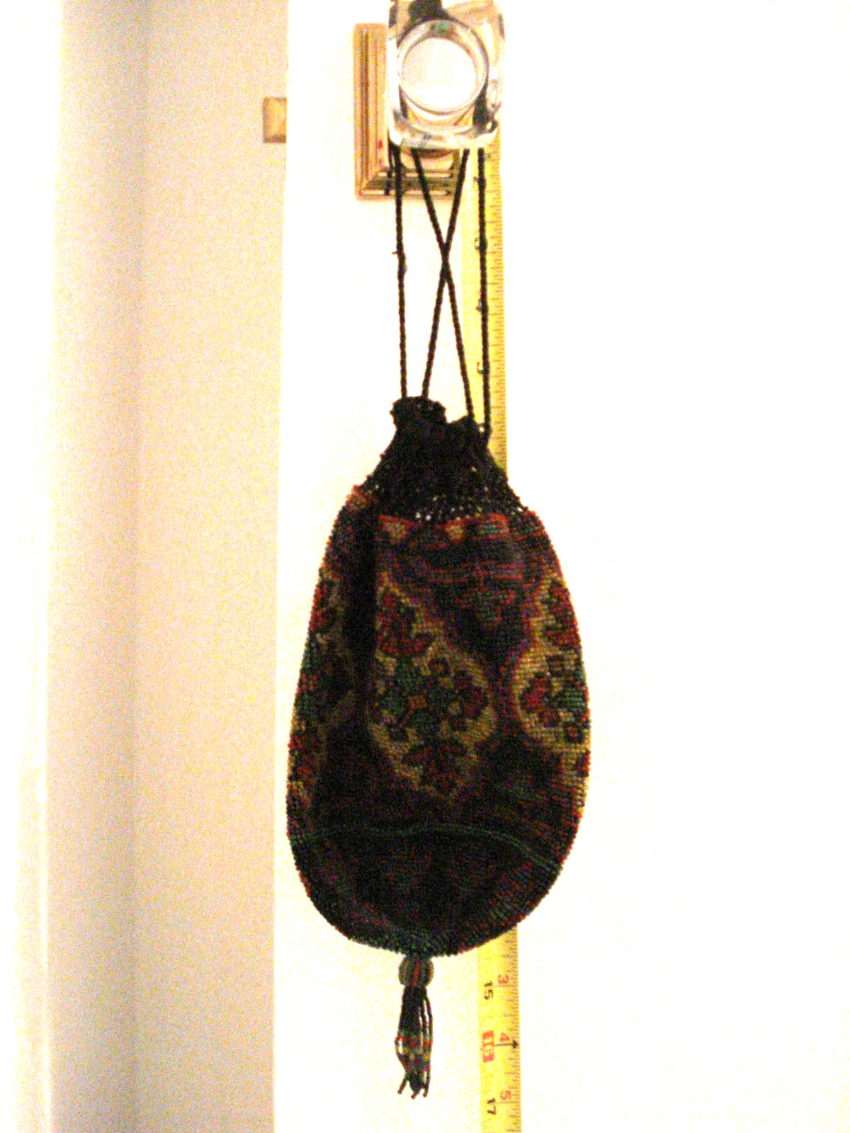 VTG ANTIQUE MULTICOLOR GLASS BEADED FLORAL CREST & CROCHET DRAWSTRING POUCH BAG