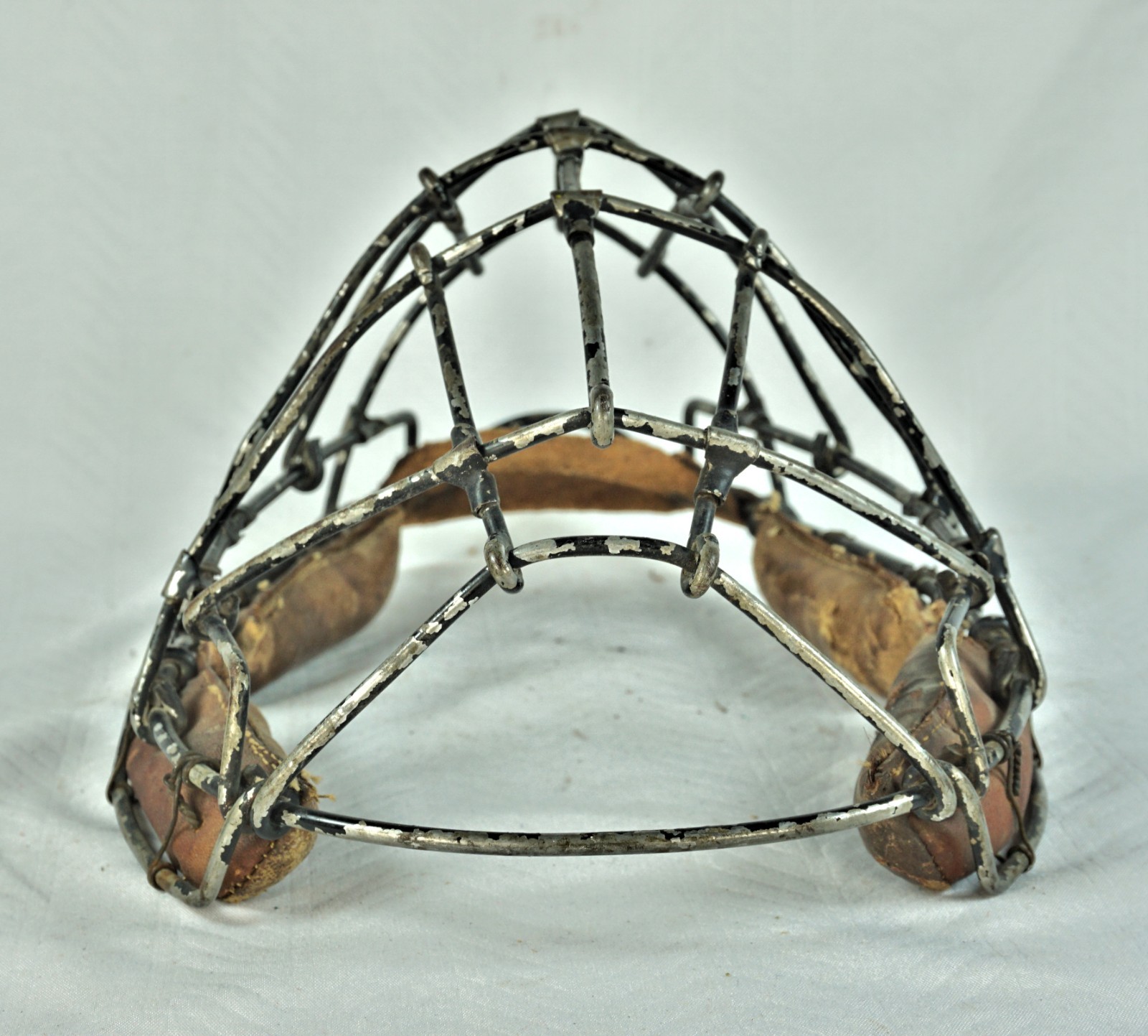 VINTAGE EARLY 19OOS LOOP AND CLIP CHILD'S CATCHER'S MASK