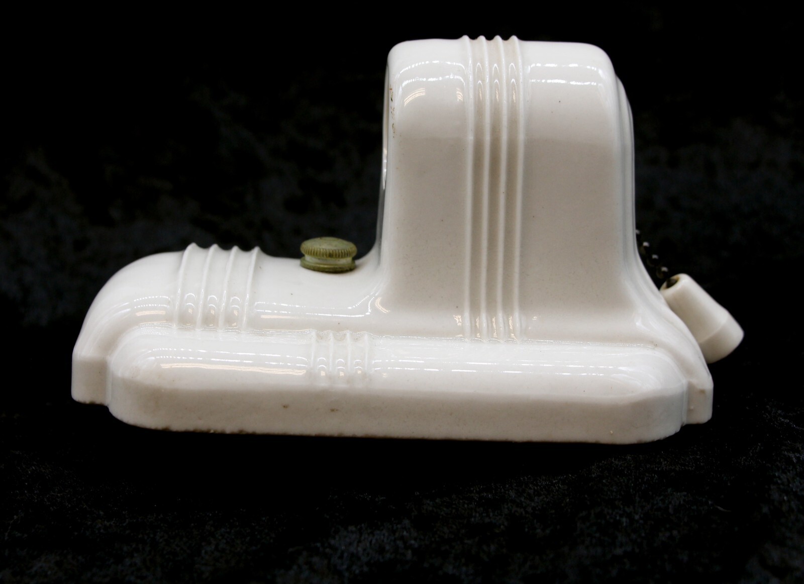 1920s Art Deco White Ceramic Bathroom Wall Sconce with Pull Chain