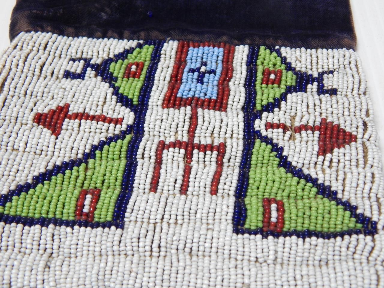 VINTAGE 1920s PLAINS BEADED DAKOTA INDIAN LADIES TOBACCO BAG - NICE SPIDER LINES