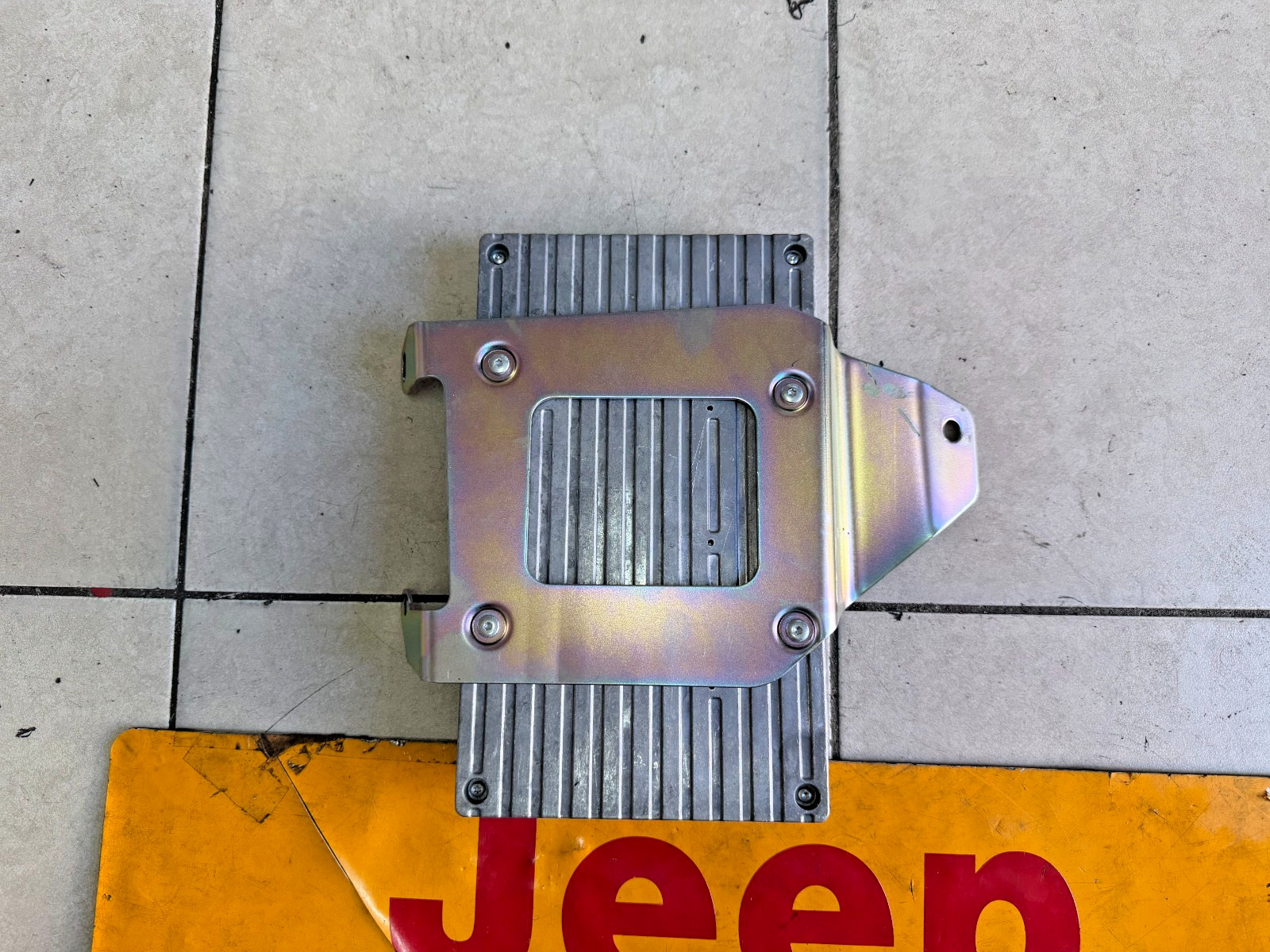 2014 2015 JEEP GRAND CHEROKEE SRT 8 AMPLIFIER HARMAN KARDON OEM 68217143