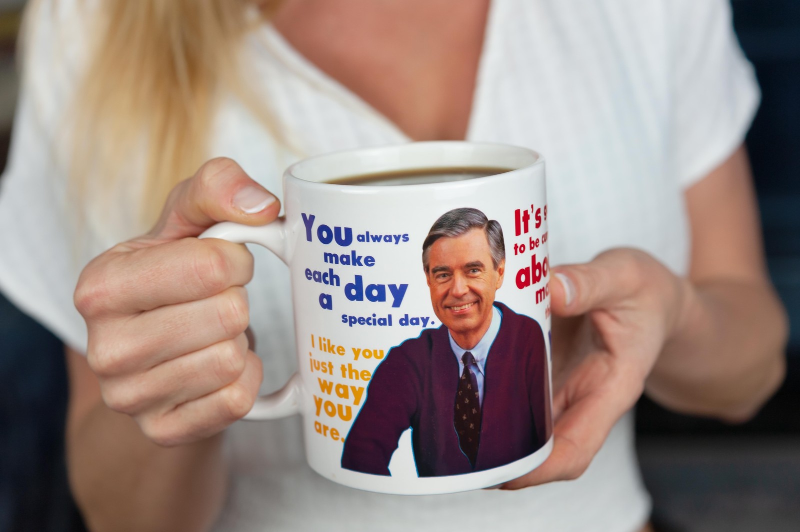 Mister Rogers Sweater Changing Mug | Sweater Changes With Heat | Holds 16 Ounces