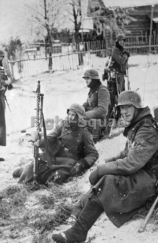 WW2 Picture Photo German soldiers at halt during the battle for Moscow  3680