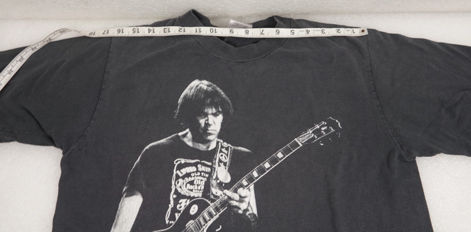 VINTAGE T-SHIRT USA SIZE LARGE NEIL YOUNG WEARING A LYNYRD SKYNYRD TEE 1990'S