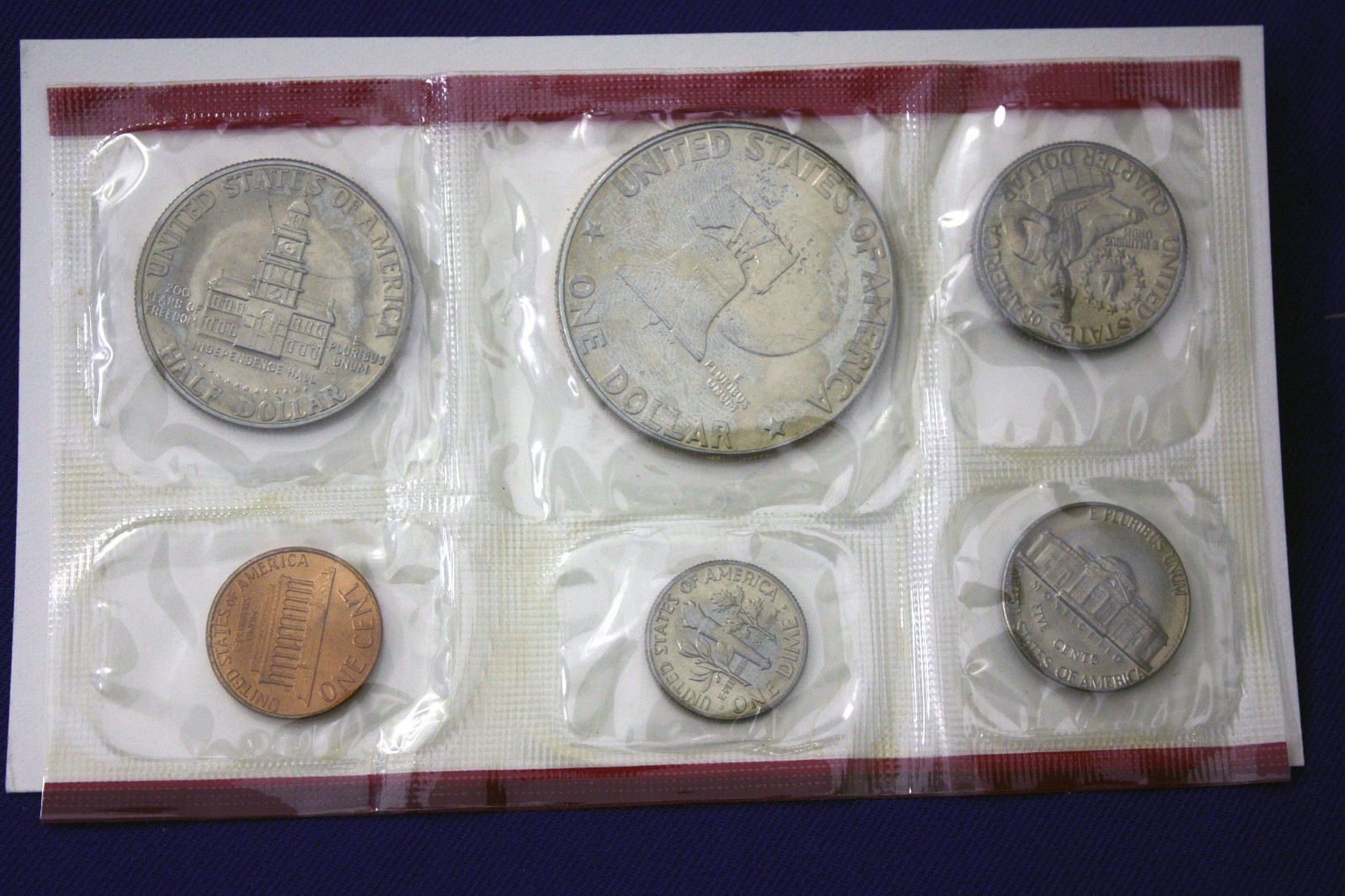 1975 MINT SET ISSUED BY U.S. MINT