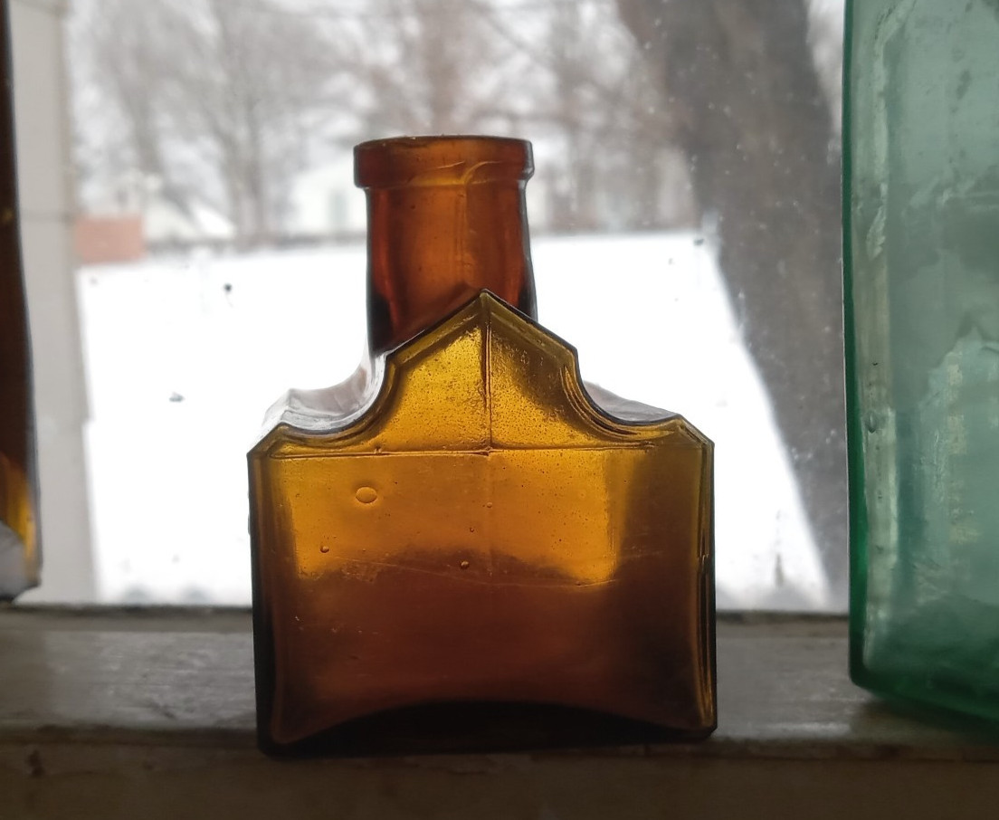 LEVISON'S INKS ST.LOUIS 1880s AMBER CABIN COTTAGE SHAPE PENREST INK BOTTLE AS IS