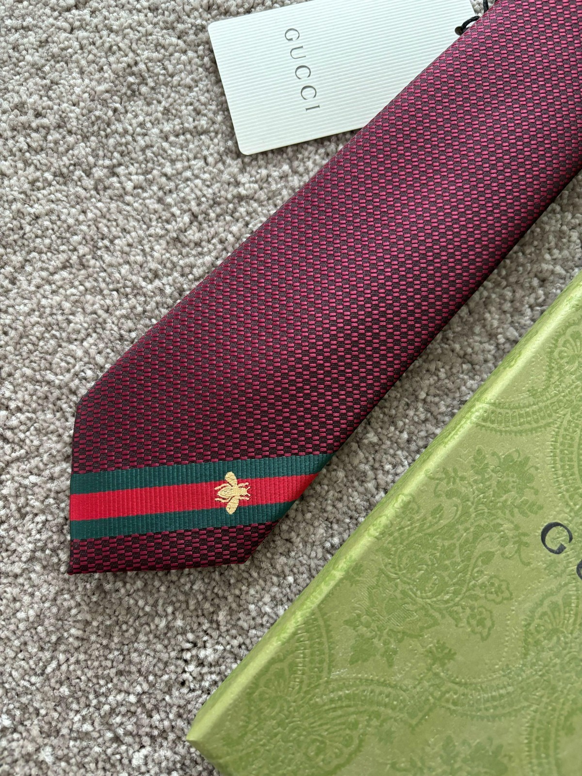 GUCCI MEN'S TIE WITH BEE WEB RED COLOR SLIM NWT