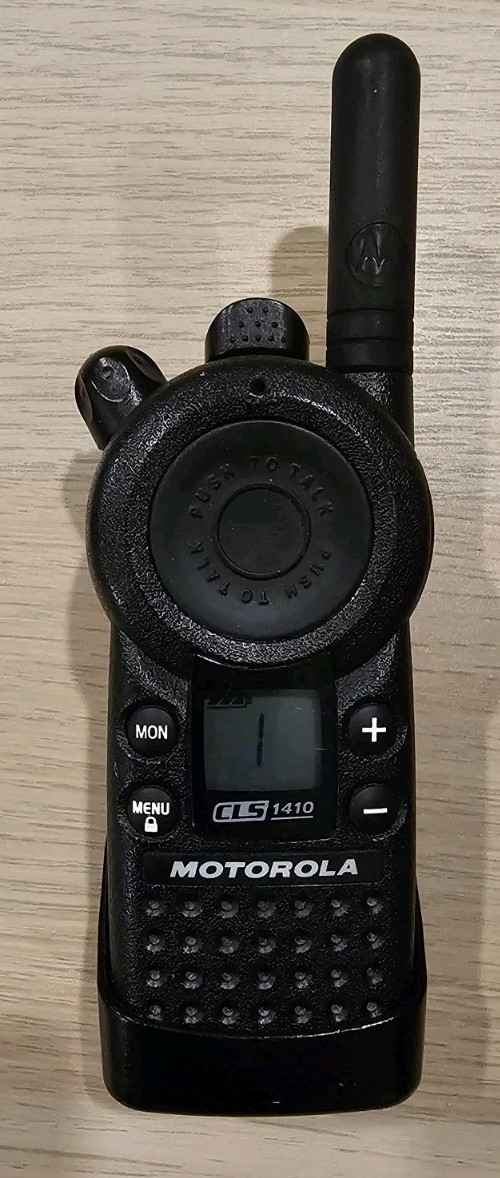 Motorola CLS1410 4 Channel UHF Two-Way Radio with Belt Clip.
