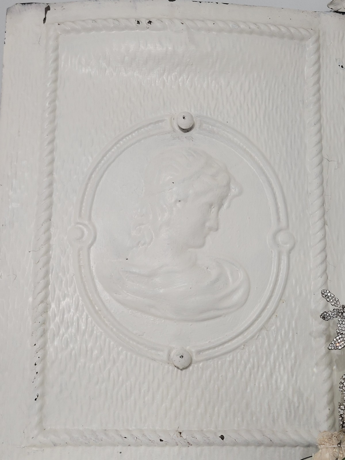 EXQUISITE~ CHIPPY WHITE ANTIQUE ART NOUVEAU LADY TIN FIREPLACE SUMMER COVER 26"