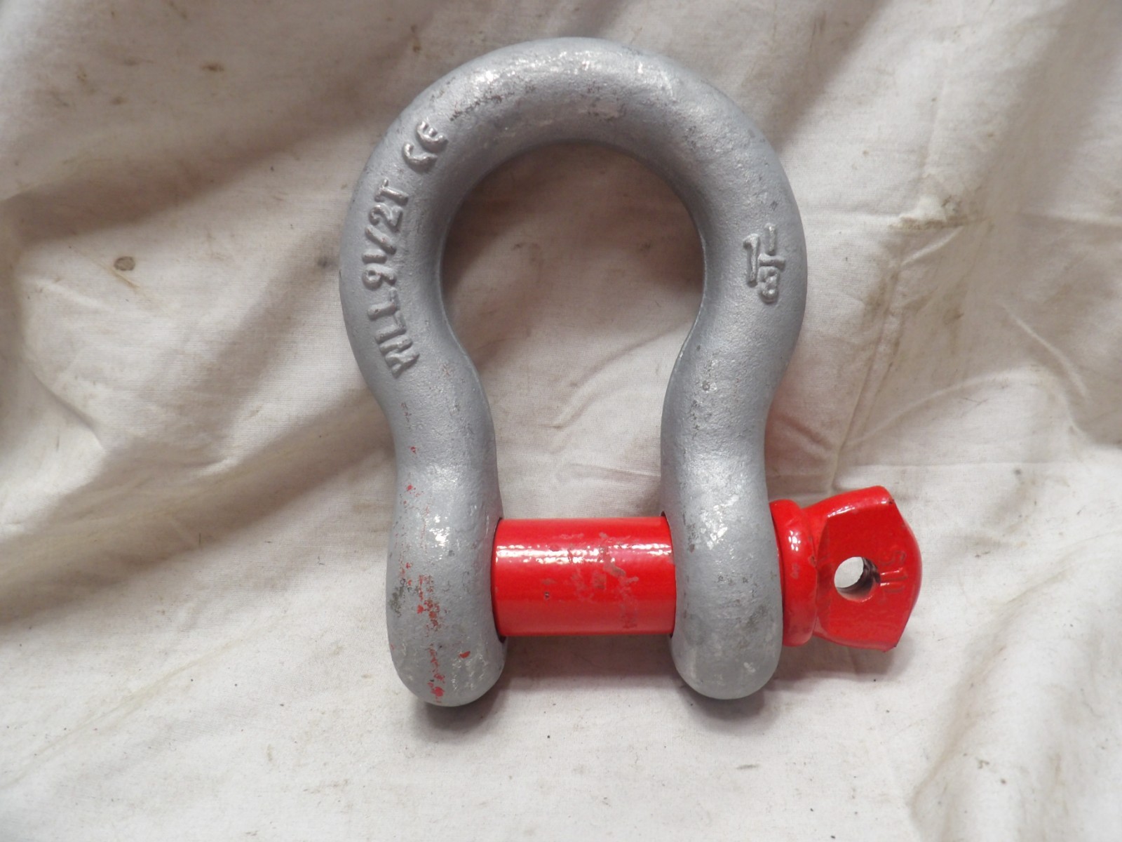 9-1/2 Ton Shackle 1-1/8" Galvanized with Red Pin