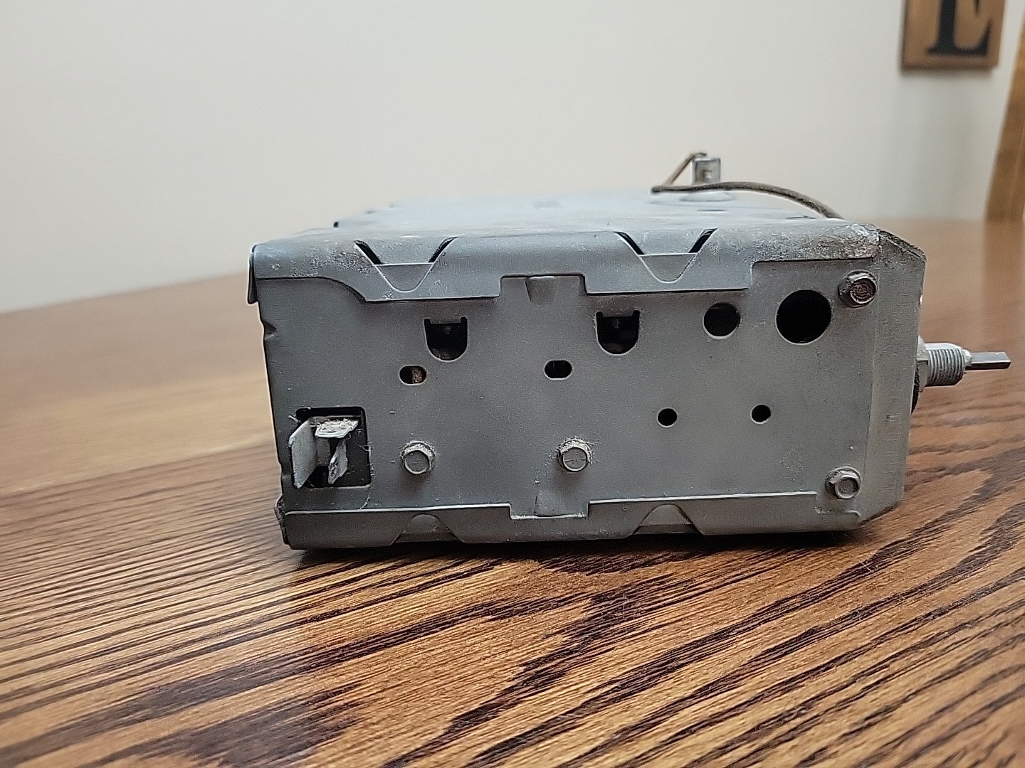 VINTAGE ANTIQUE 1955-1956 CHEVY 12 VOLT BLACK PUSH BUTTON AM RADIO (UNTESTED)