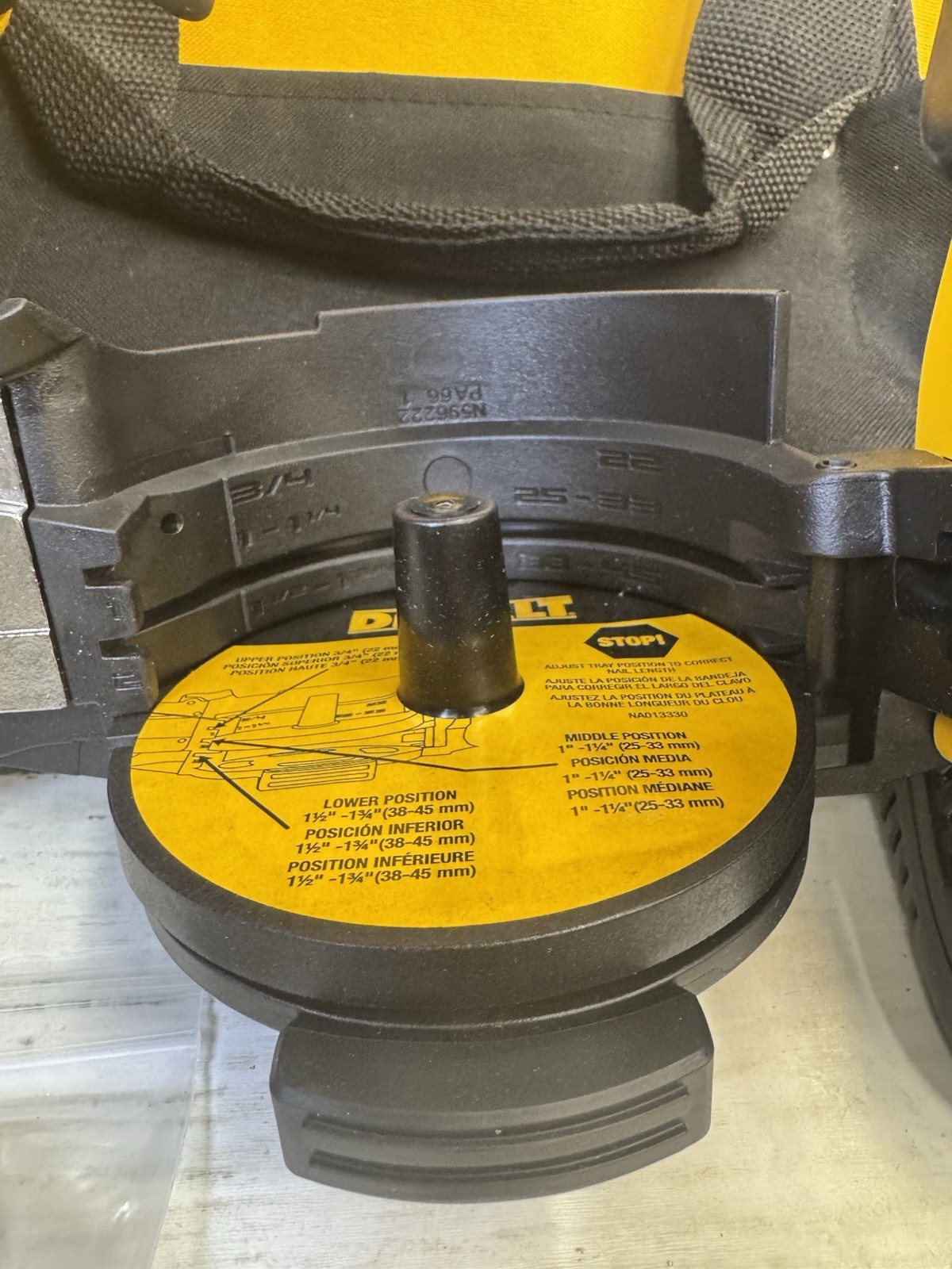 Dewalt (DCN45RND1) 20V MAX Lithium-Ion 15-Degree Cordless Roofing Nailer Kit