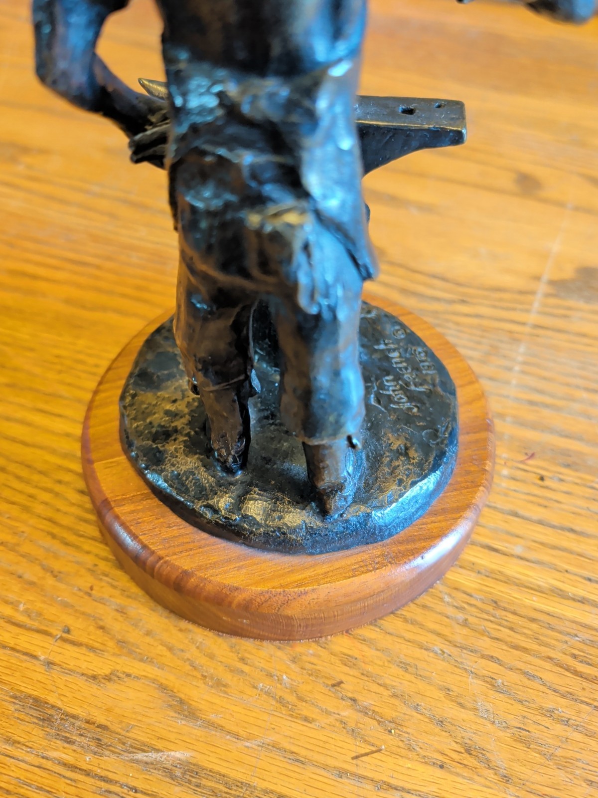 JOHN FRENCH HEAVY BRONZE METAL STATUE FIGURE BLACKSMITH HORSESHOE 1976 RARE VTG