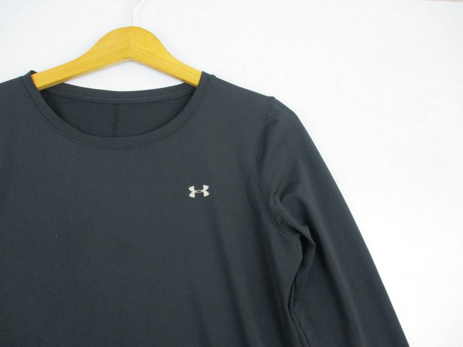 Under Armour Shirt Womens Large Black Mesh Base Layer Athletic Thumb Holes Logo