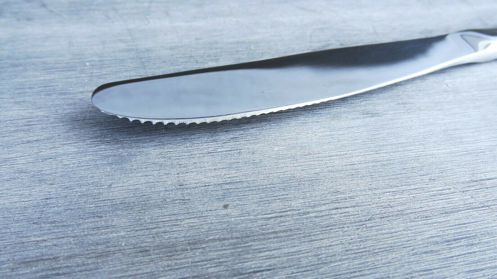 Arcoroc FF586 Sabre 8 3/4" Stainless Steel Heavy Weight Dinner Knife - 12 ea