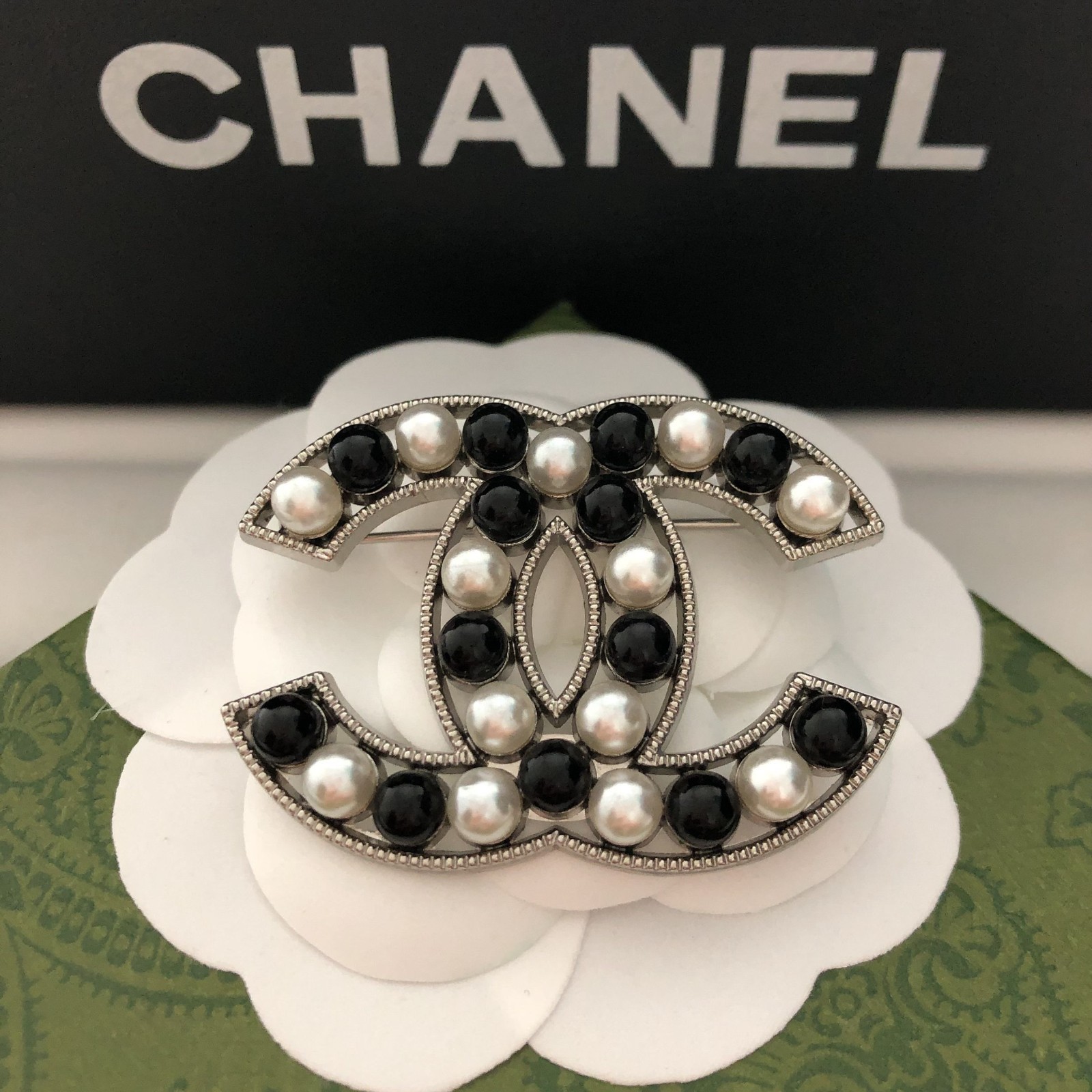Retro Fashion Ladies' Fashion Classic Three-dimensional Pearl Crystal Brooch